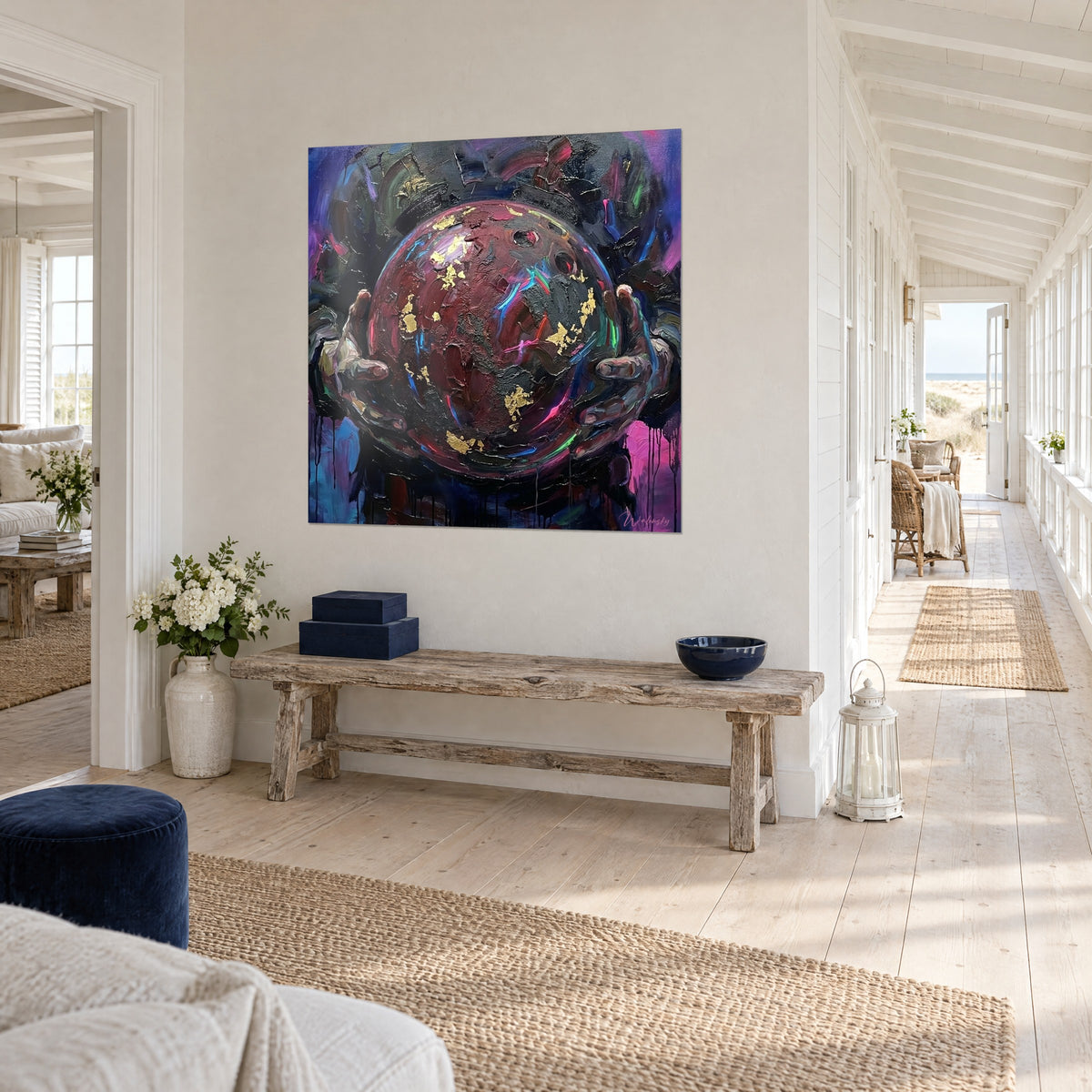 Tableau globe cosmique aux éclats dorés et coulures noires, fond violet, vu de trois quarts au-dessus d'un banc en bois patiné