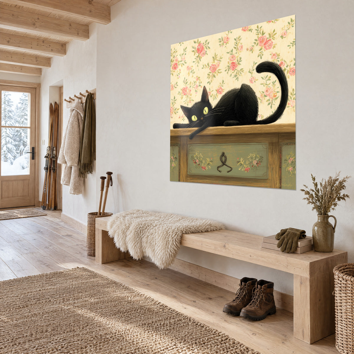 Gemälde einer schwarzen Samtkatze auf einer Kommode aus patiniertem Holz, salbeigrüne Schublade mit schmiedeeisernem Griff, helle Eichenbank im Eingangsbereich des Chalets