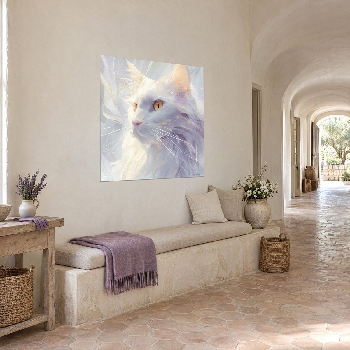 Πίνακας κρεμ γάτα Angora με ταυρίσιο βλέμμα και ροζ μουσούδα, ελεφαντοστέινο τρίχωμα με μωβ αποχρώσεις, σε πέτρινο τοίχο μιας προβηγκιανής αγροικίας