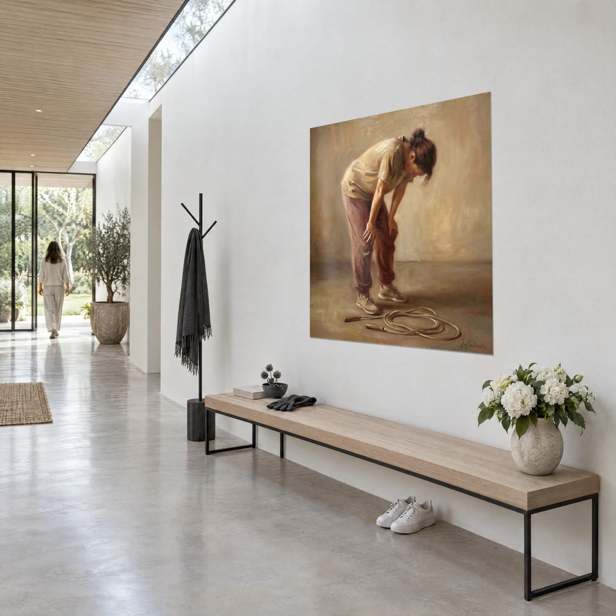Tableau jeune femme essoufflée en pantalon vieux rose et t-shirt beige, corde à sauter enroulée, mur blanc d'un couloir vitré