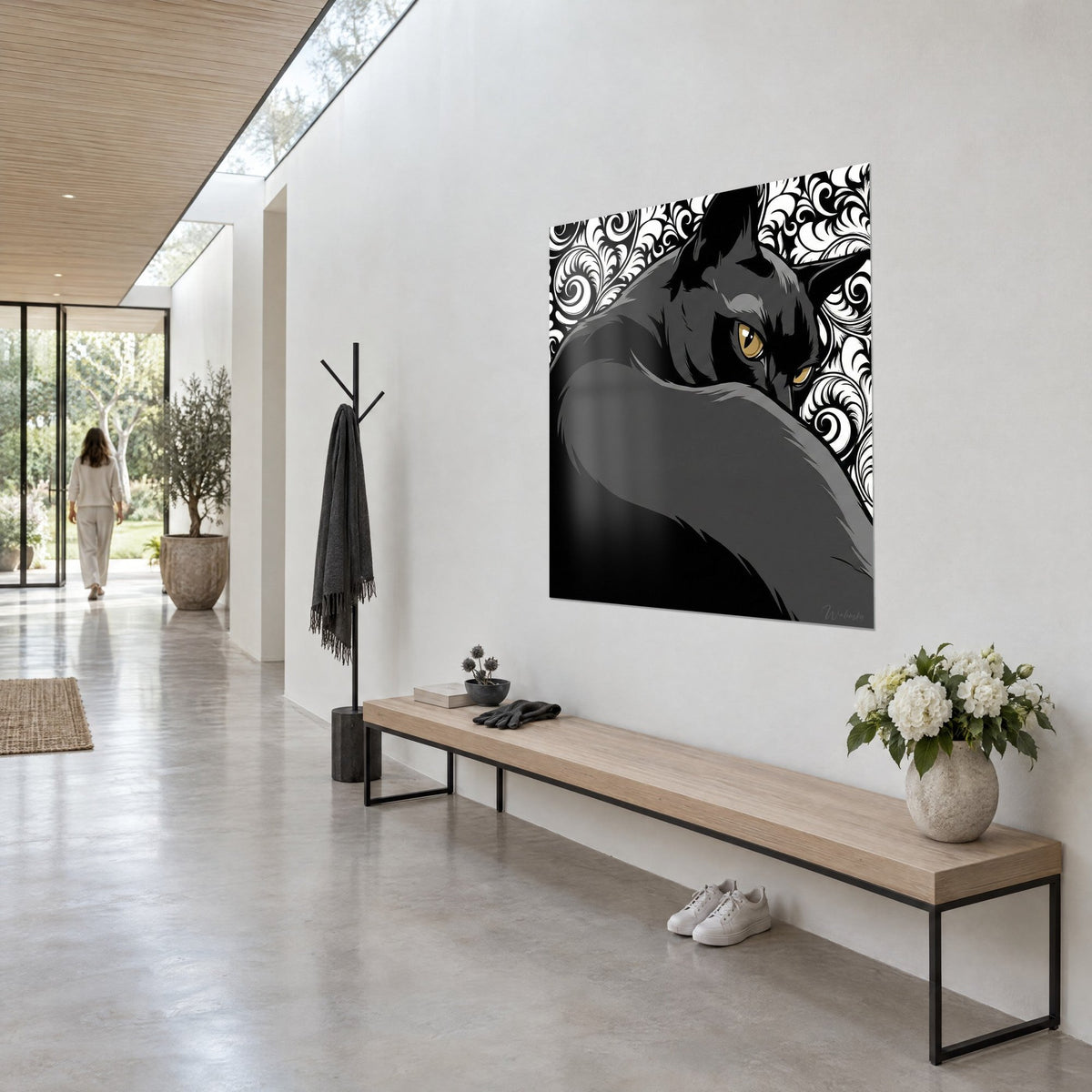 Cuadro felino Burmese de pelaje antracita y negro, volutas blancas ornamentales, colgado junto a un banco de madera en un pasillo
