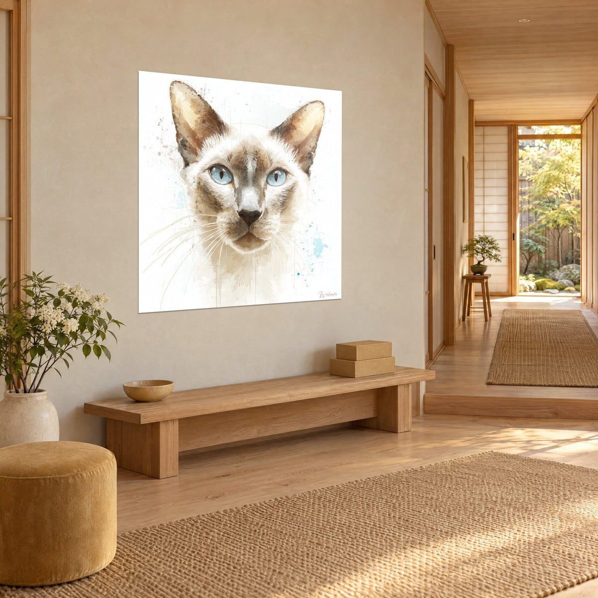 Quadro di gatto siamese con orecchie marrone cioccolato, baffi lunghi e sottili e sguardo azzurro, di tre quarti in un corridoio japandi
