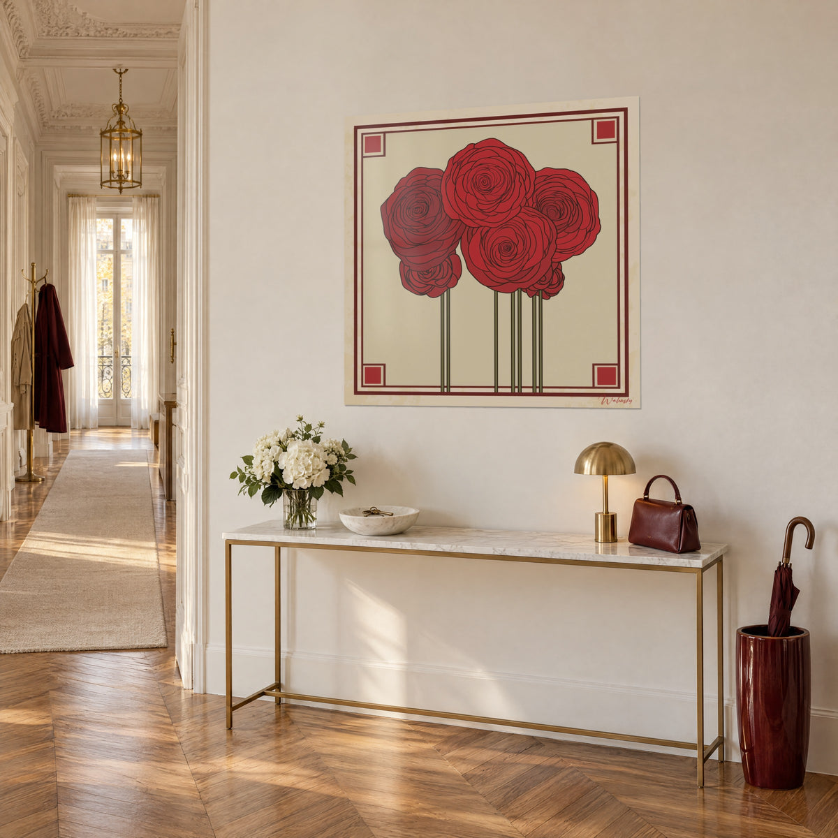 Schilderij vijf scharlakenrode pioenrozen met spiraalvormige bloemblaadjes, olijfgroene stengels, bordeauxrode rand, boven een vergulde console in een Haussmann-appartement
