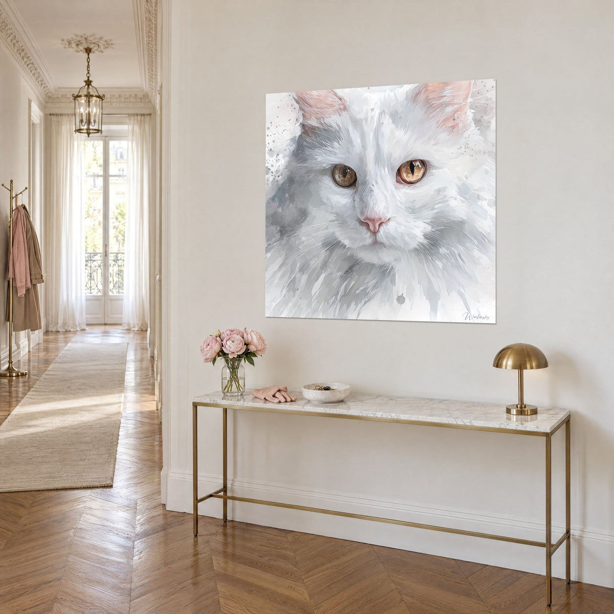 Cuadro felino de pelaje largo y nevado con iris dorados, orejas rosa pálido, encima de una consola dorada, vista de tres cuartos