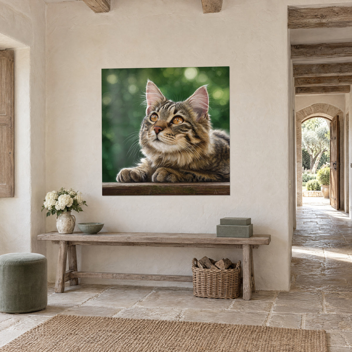 Πίνακας γατάκι bobtail με τρίχωμα ριγέ καφέ και κρεμ, όρθια ροζ αυτιά, πράσινο φόντο bokeh, πέτρινος τοίχος και αψίδα