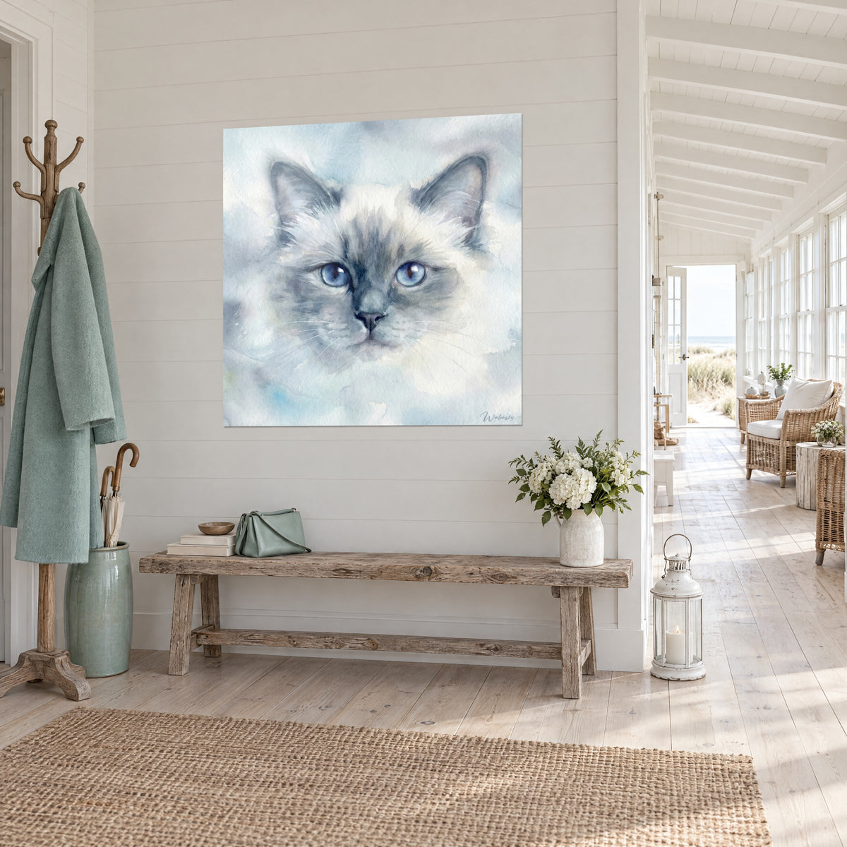 Cuadro felino crema con orejas gris perla y mirada azur, lavados delicados, colgado en la pared de una galería abierta a las dunas
