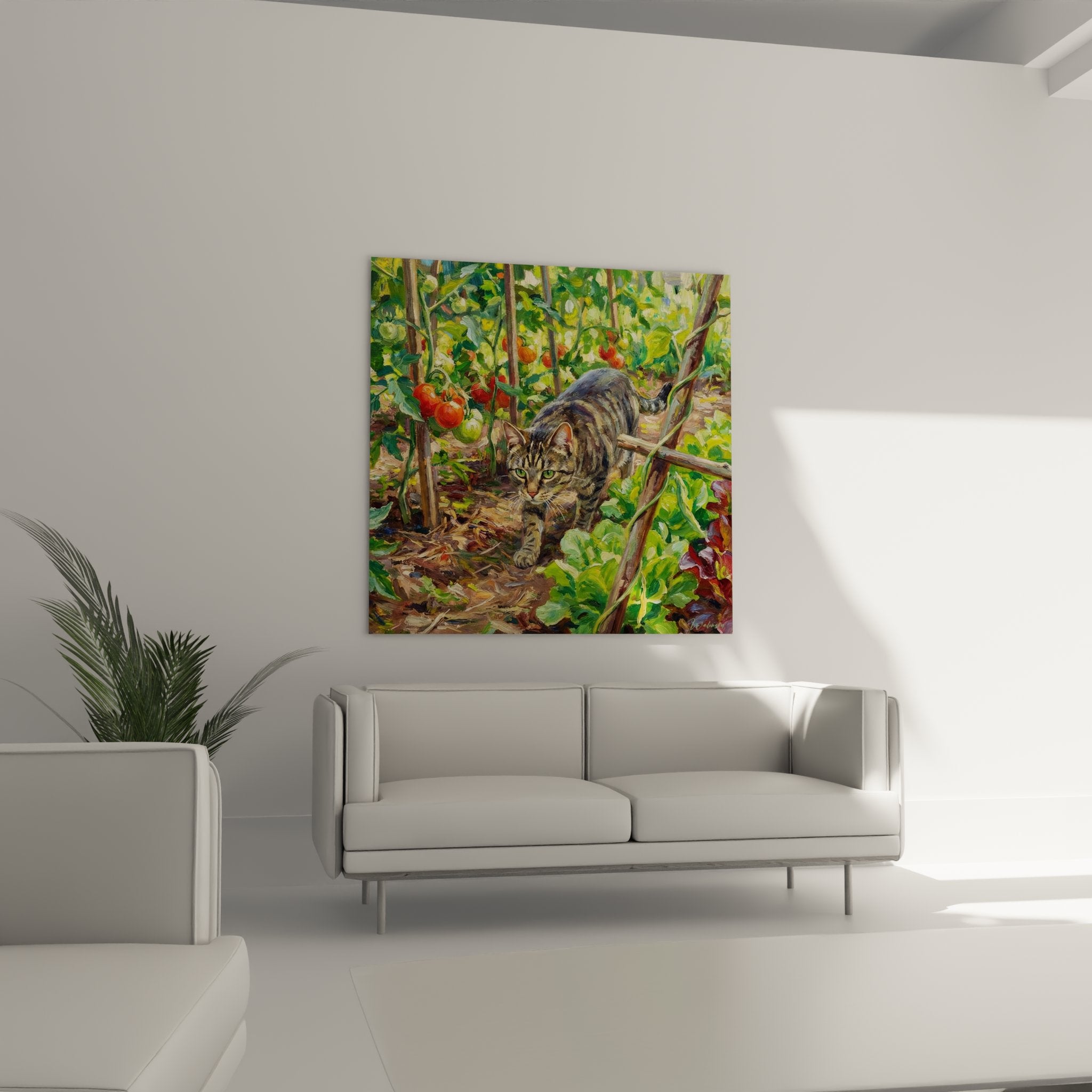 Detailmalerei einer europäischen Kurzhaarkatze mit Tigerzeichnung und grünen Augen im Gemüsegarten mit reifen Tomatenpflanzen