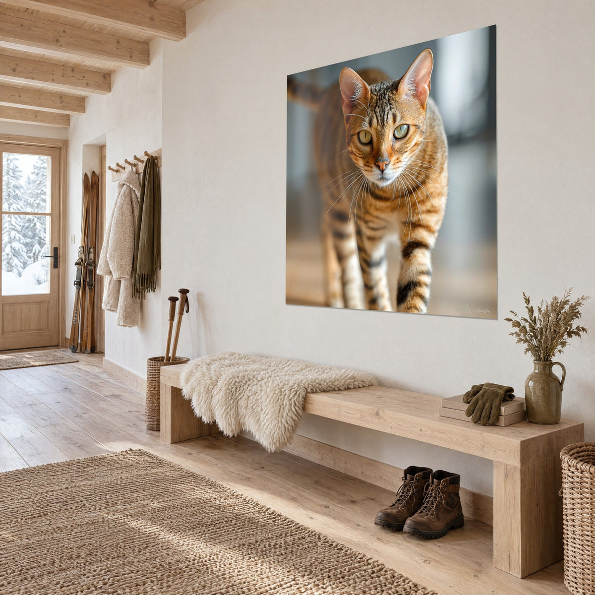 Tableau félin aux grands yeux vert d'eau, moustaches blanches et robe cuivrée, accroché près d'une banquette en bois d'un chalet