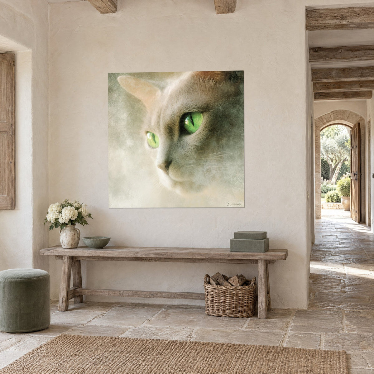 Gemälde eines Katzenporträts mit smaragdfarbenem Blick, cremefarbenes und graues Fell, rosa Nase, an einer gebrochen weißen Wand eines Eingangsbereichs aus Stein