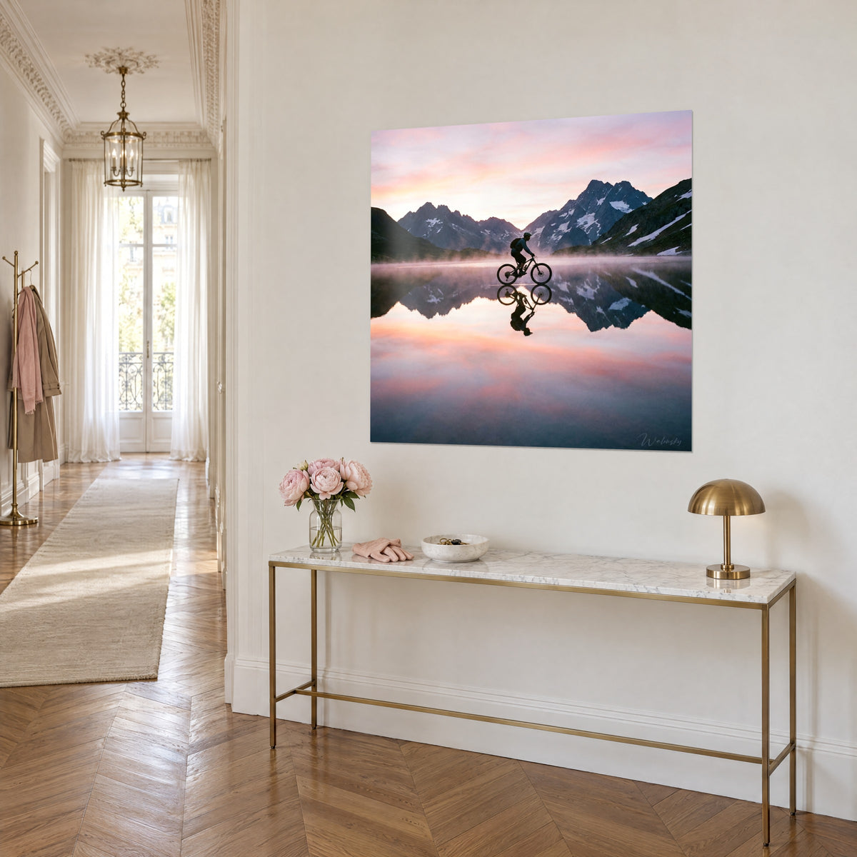 Schilderij mountainbiker glijdt over het stille water, roze mist, nachtblauwe bergen en sneeuw, boven een gouden console in Haussmann-stijl