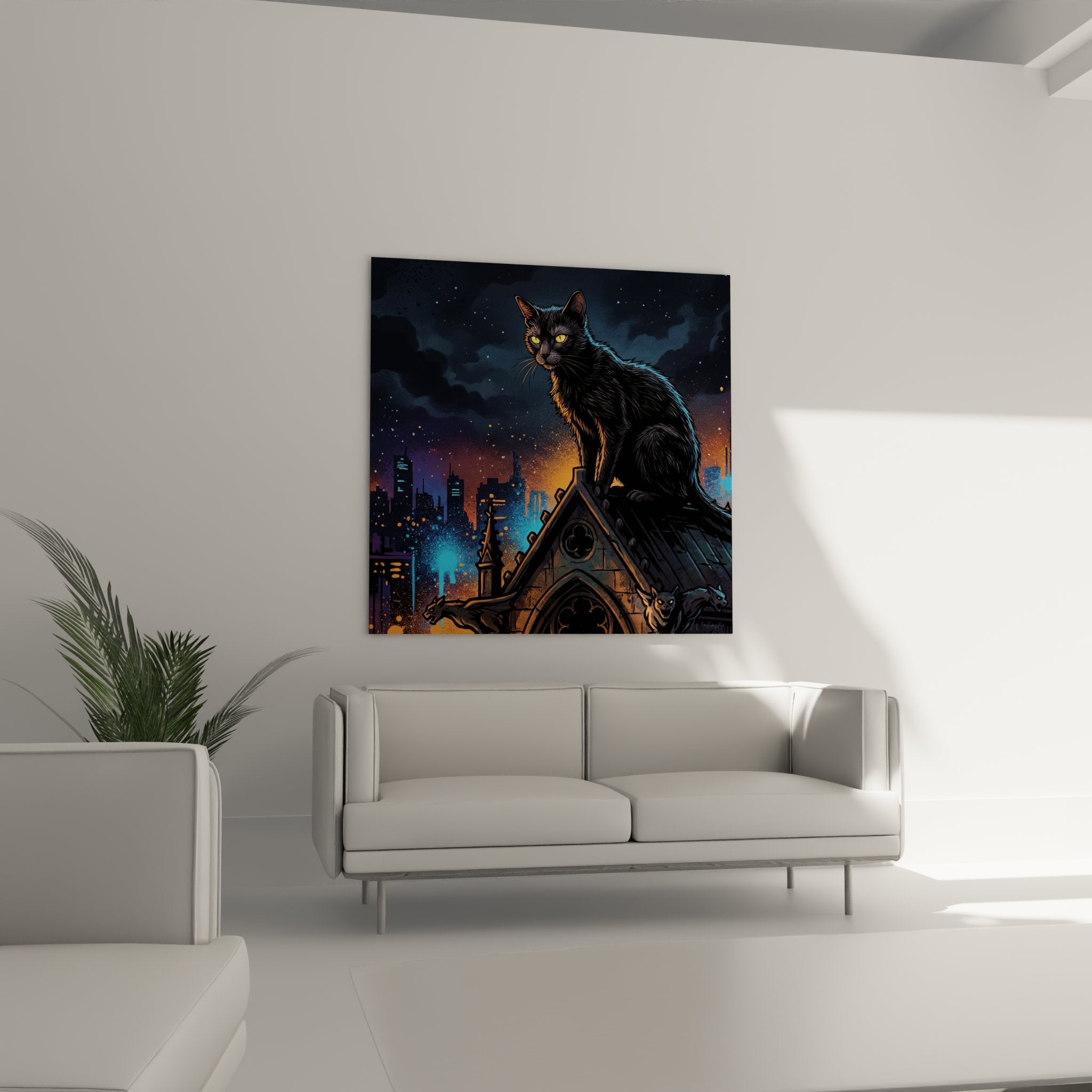 Primo piano di gatto nero con occhi dorati e dettagli architettonici gotici del quadro