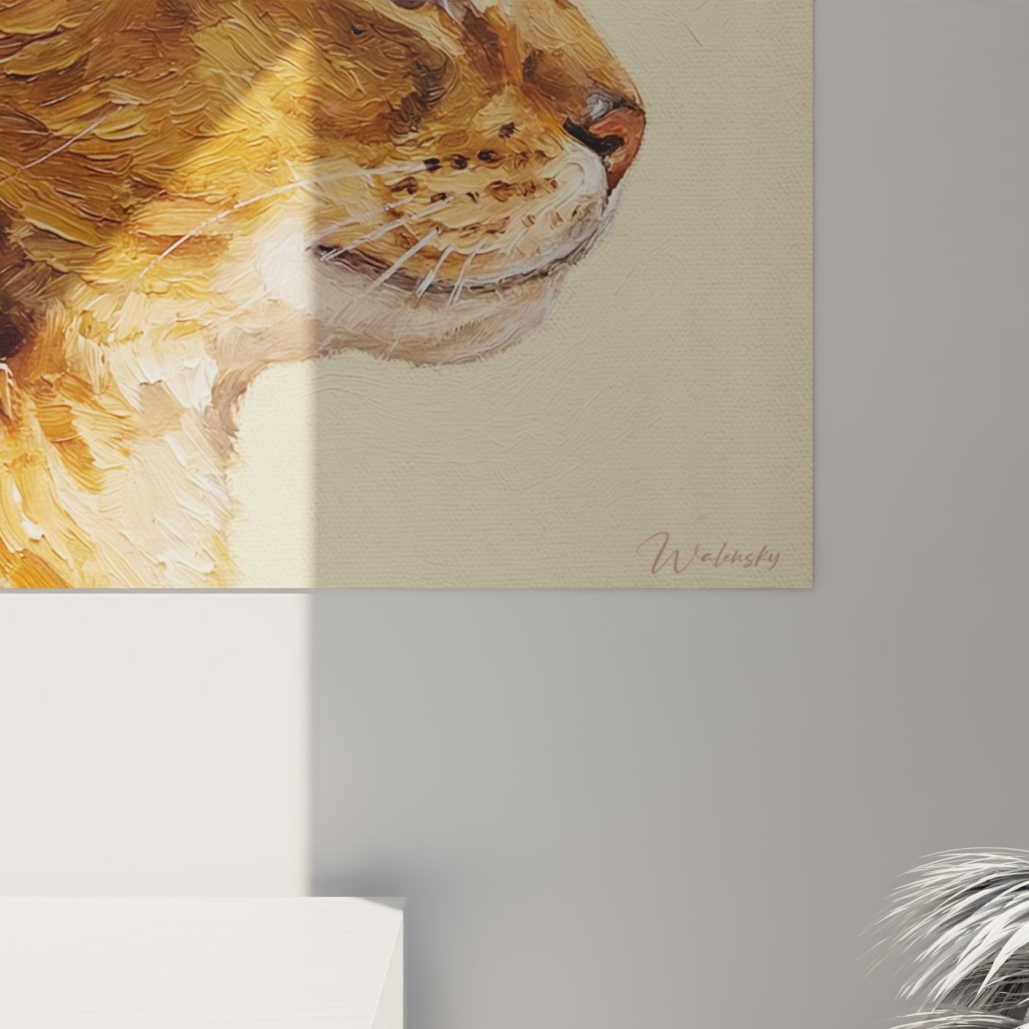 Vista d'insieme quadro ritratto gatto Abissino rosso su parete bianca, formato quadrato decorativo