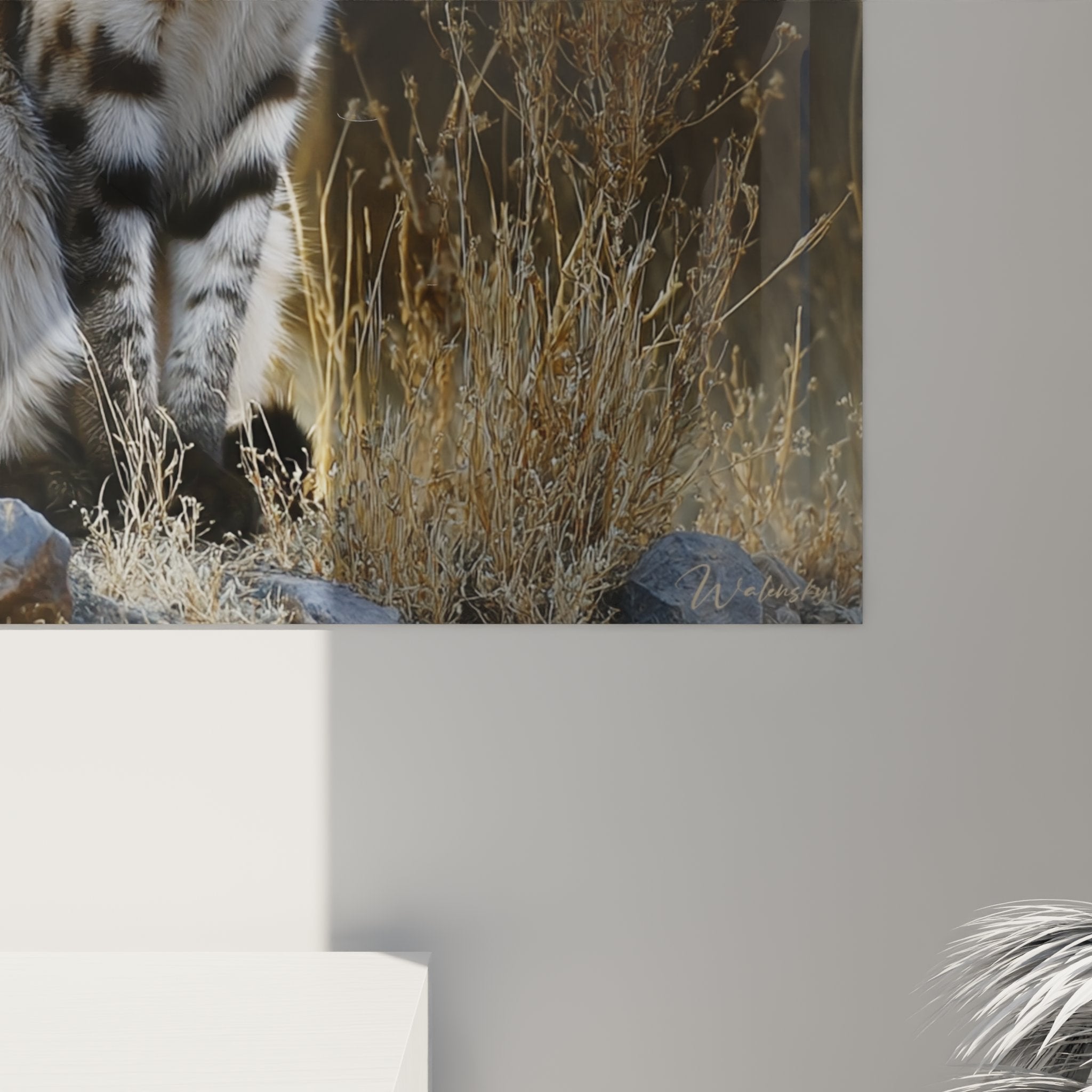 Vista d'insieme quadro murale Egyptian Mau in soggiorno moderno, integrazione perfetta con la decorazione contemporanea