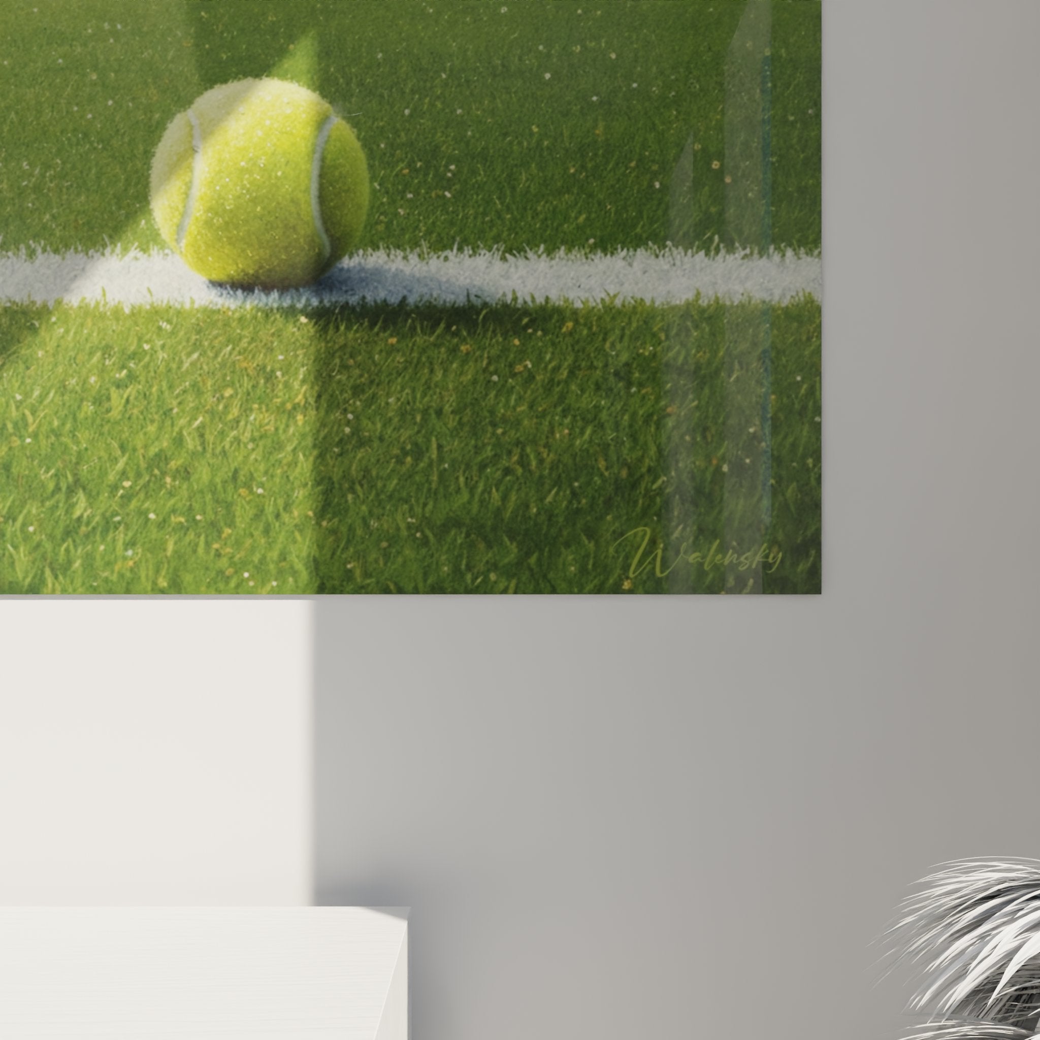 Vista d'insieme della tela tennis murale che mostra il campo verde con pallina gialla e sfondo sfocato