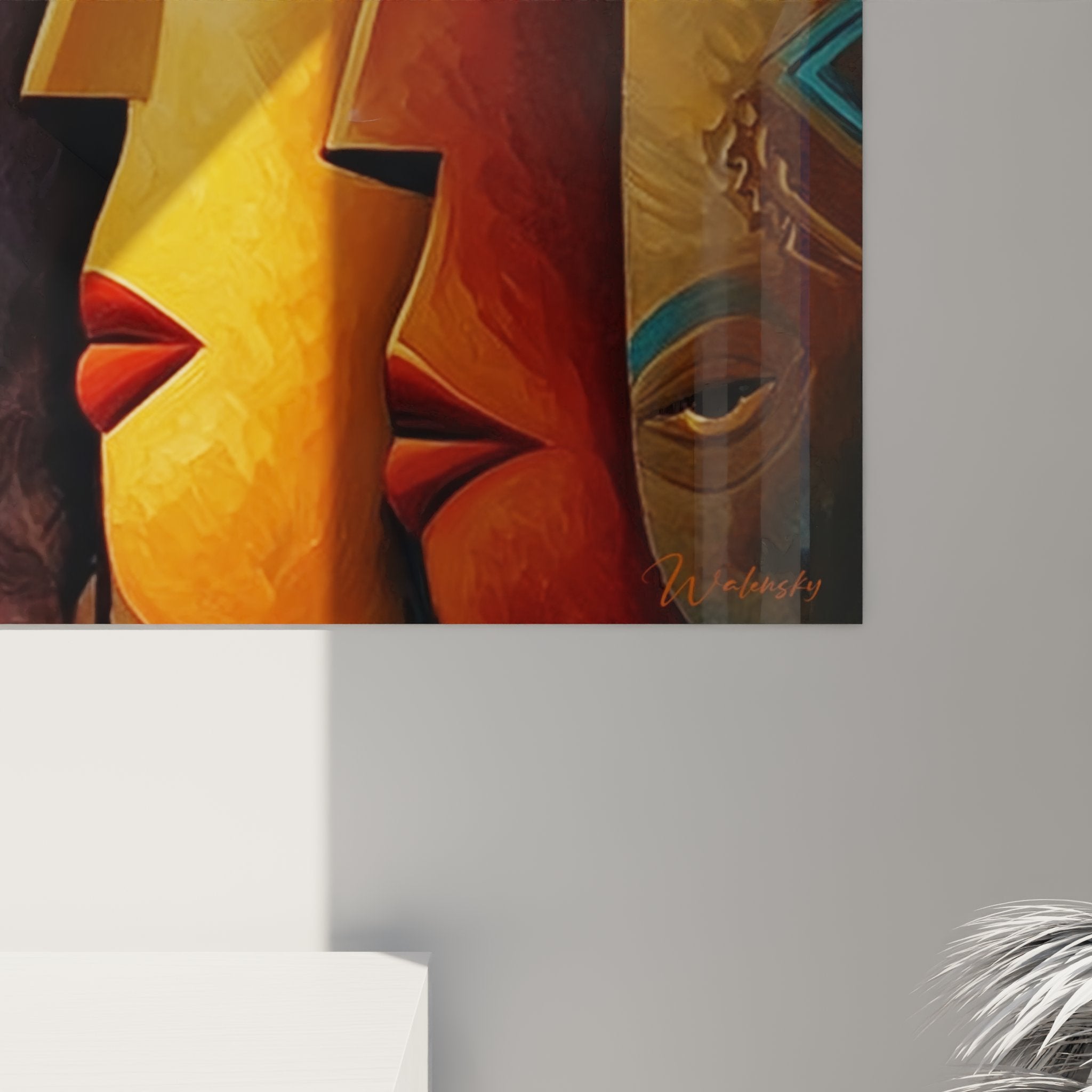 Panoramica del quadro maschere africane moderno con tavolozza di colori caldi e forme geometriche