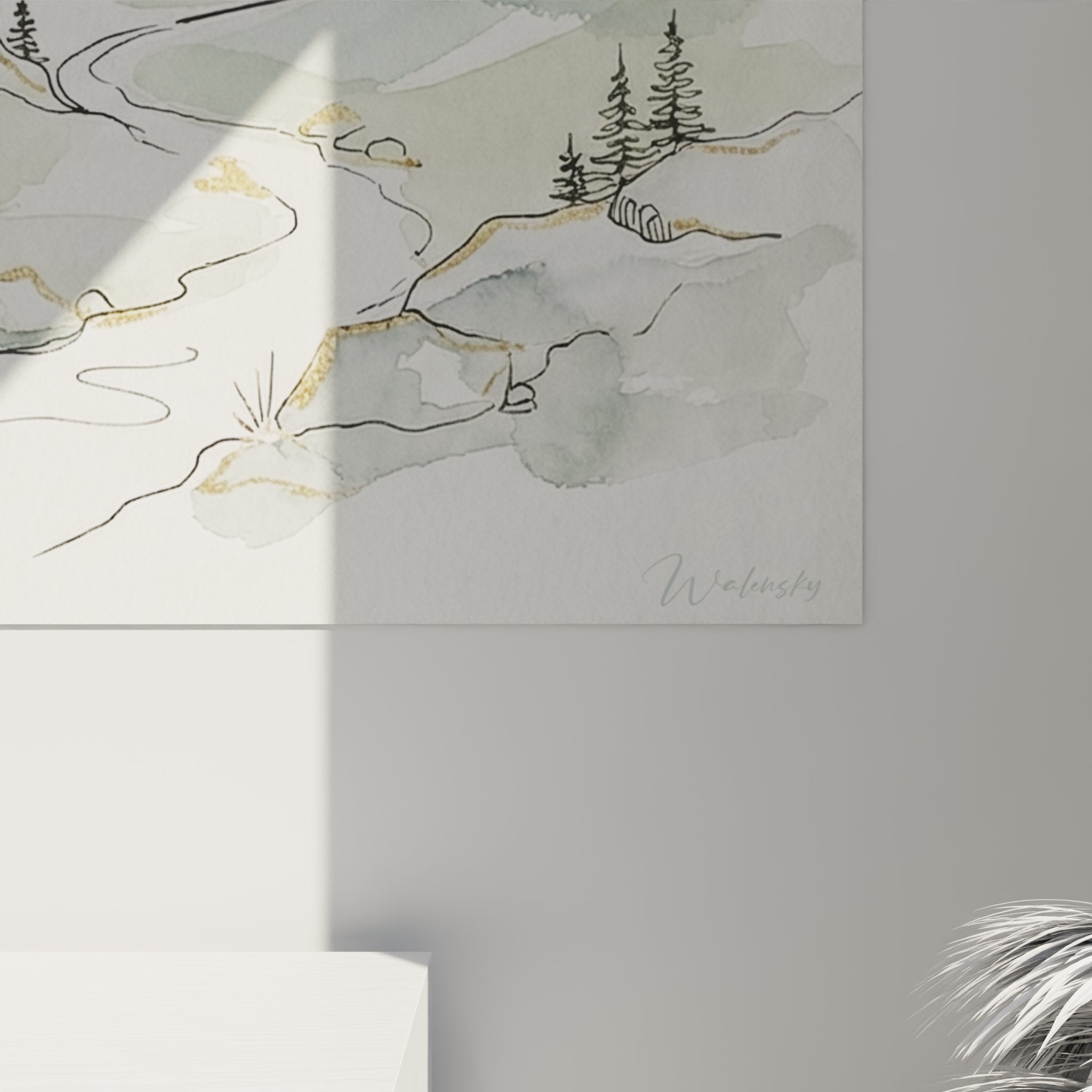 Vista d'insieme quadro acquerello valle alpina, composizione armoniosa montagne abeti nuvole