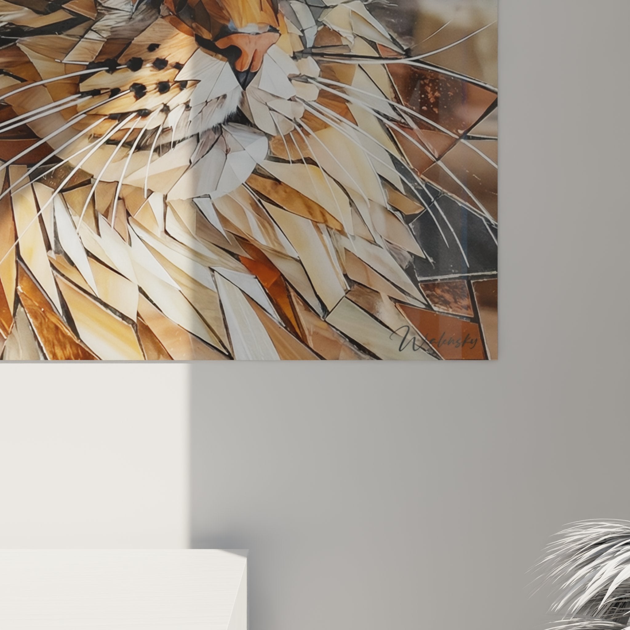 Übersichtsansicht Wandgemälde Maine Coon im kristallinen Stil, geometrische Felinen-Kunst mit Kupfer- und Goldreflexen