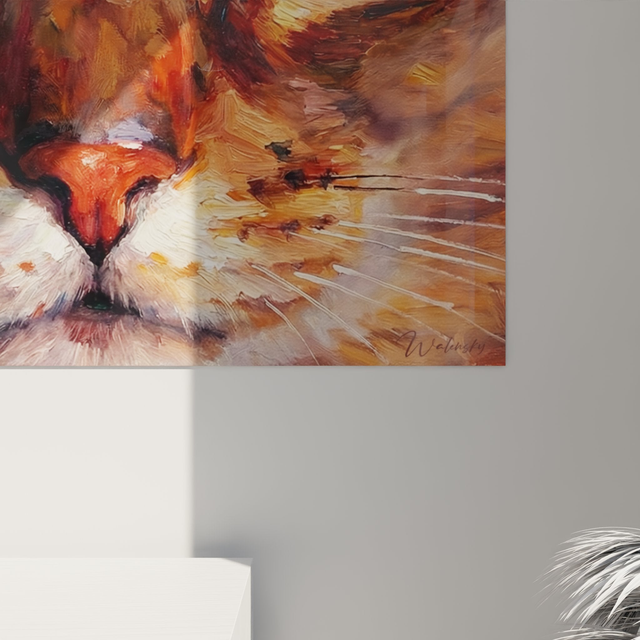 Vista d'insieme quadro gatto rosso appeso al muro, arte murale felina colori caldi arancione marrone decorazione soggiorno moderno