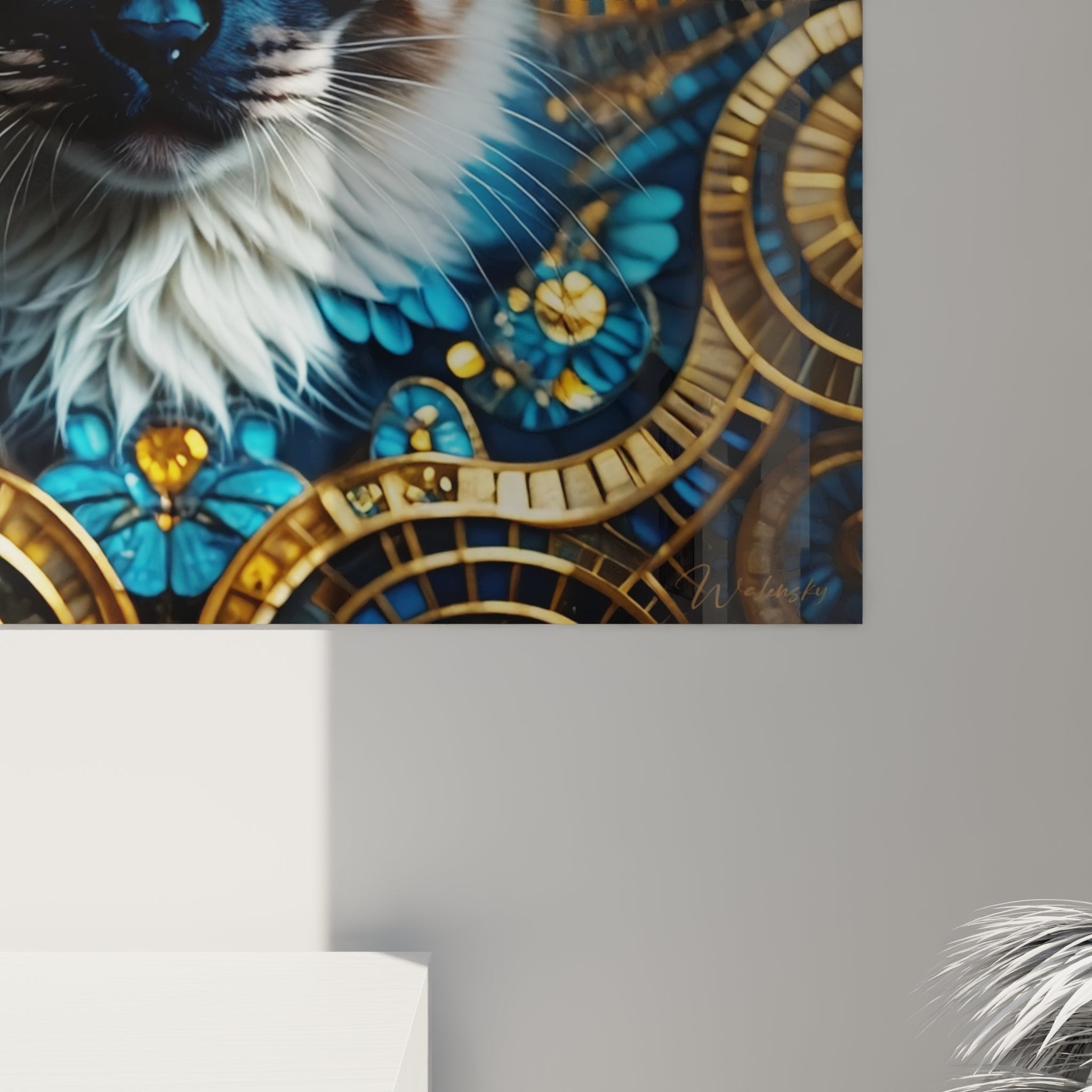 Panoramica del quadro murale gatto birmano con spirali dorate in elegante interno contemporaneo