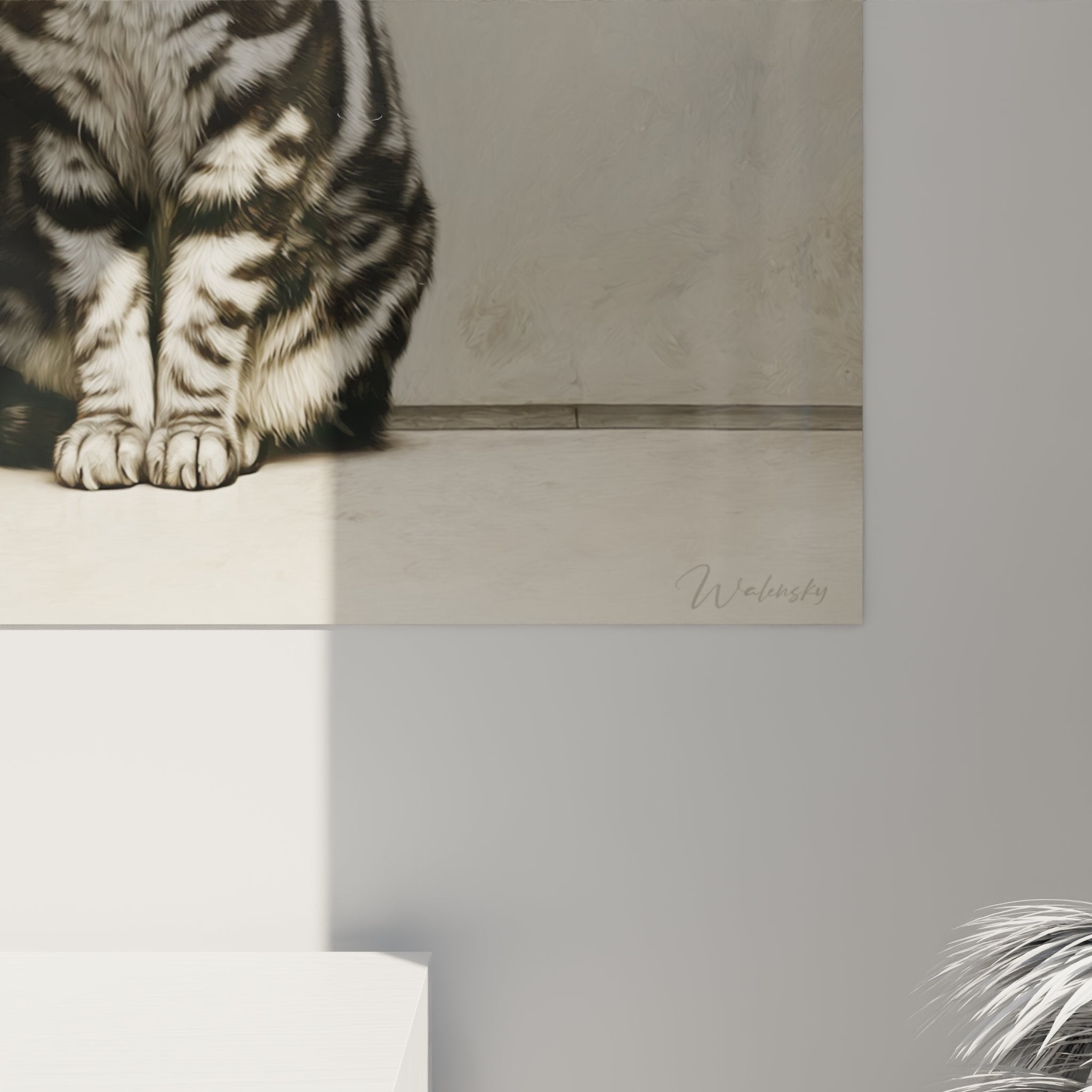 Vue ensemble tableau chat American Shorthair assis angle mur blanc decoration interieure moderne feline