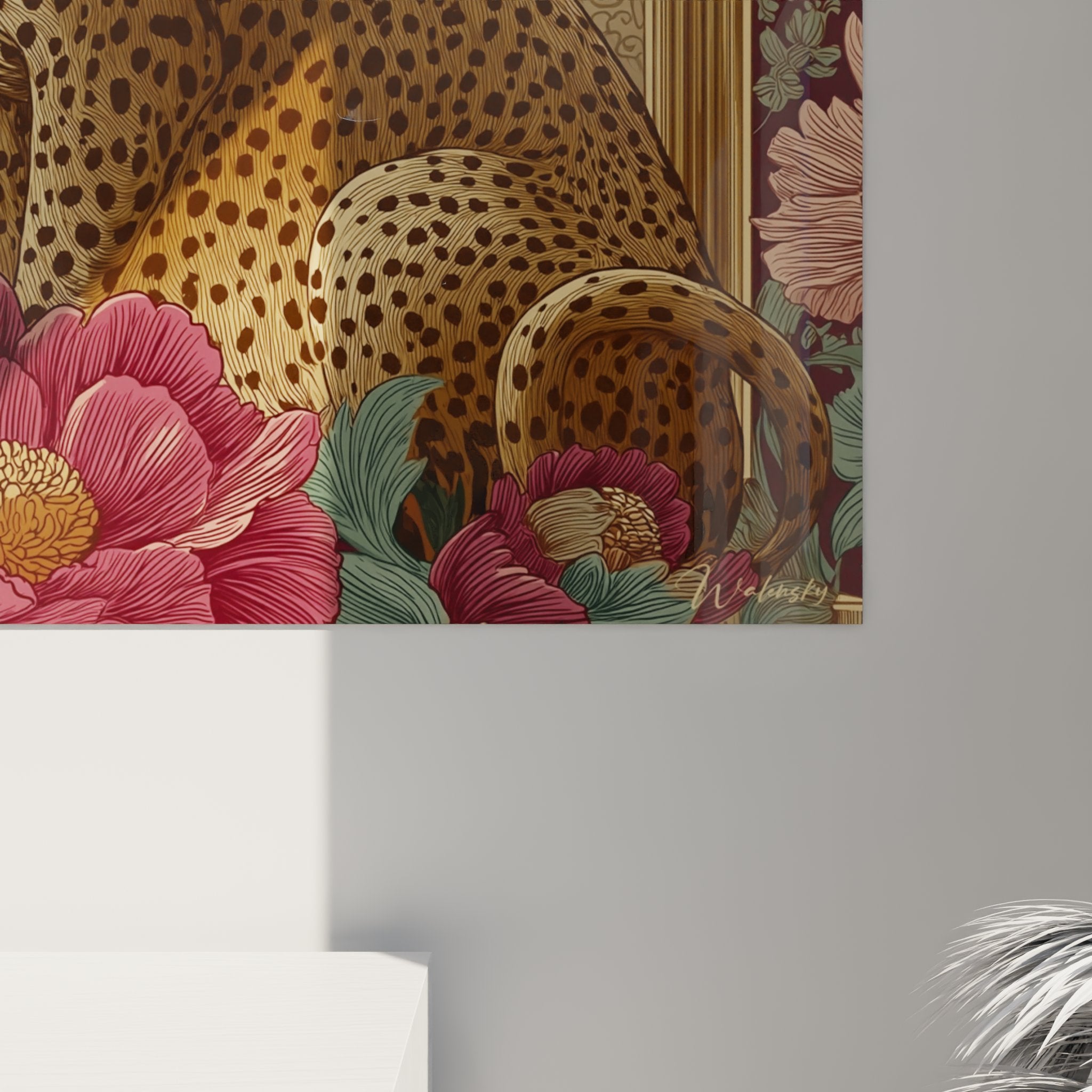 Vista d'insieme quadro murale leopardo art déco con cornice architettonica e motivi floreali lussureggianti