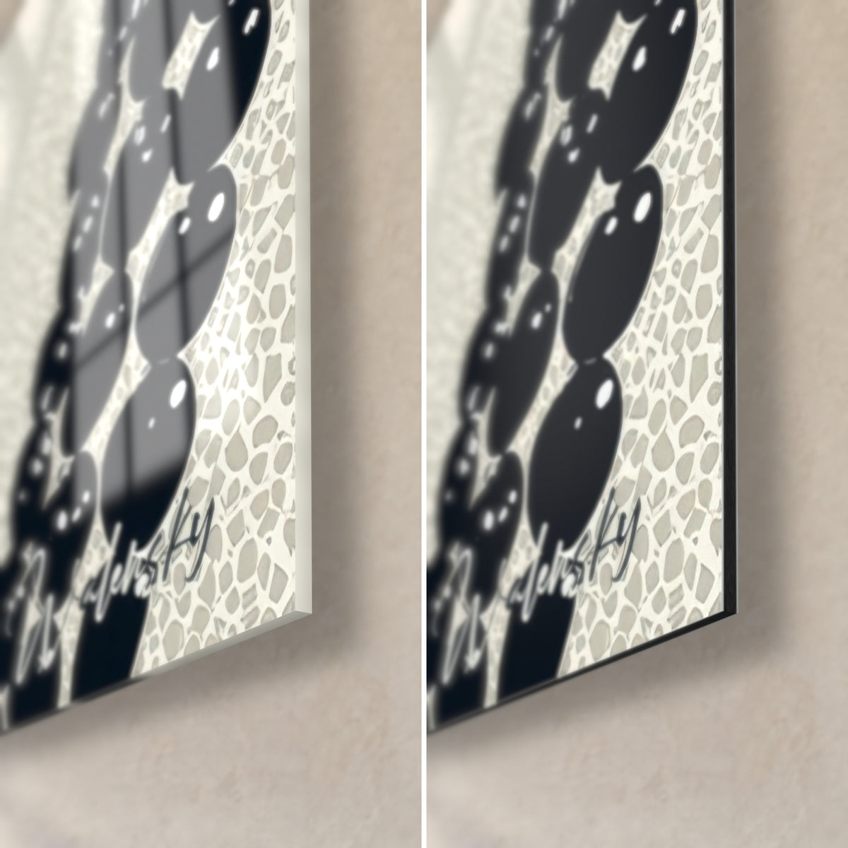 Quadro ritratto art déco, collana di perle nere su crema punteggiato, a sinistra vetro lucido, a destra Dibond opaco
