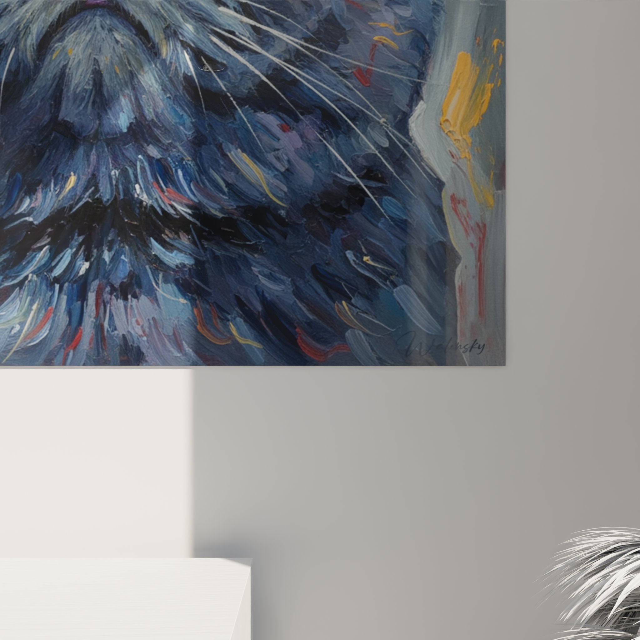 Vista d'insieme del quadro gatto Exotic Shorthair in un interno di design con illuminazione ottimale