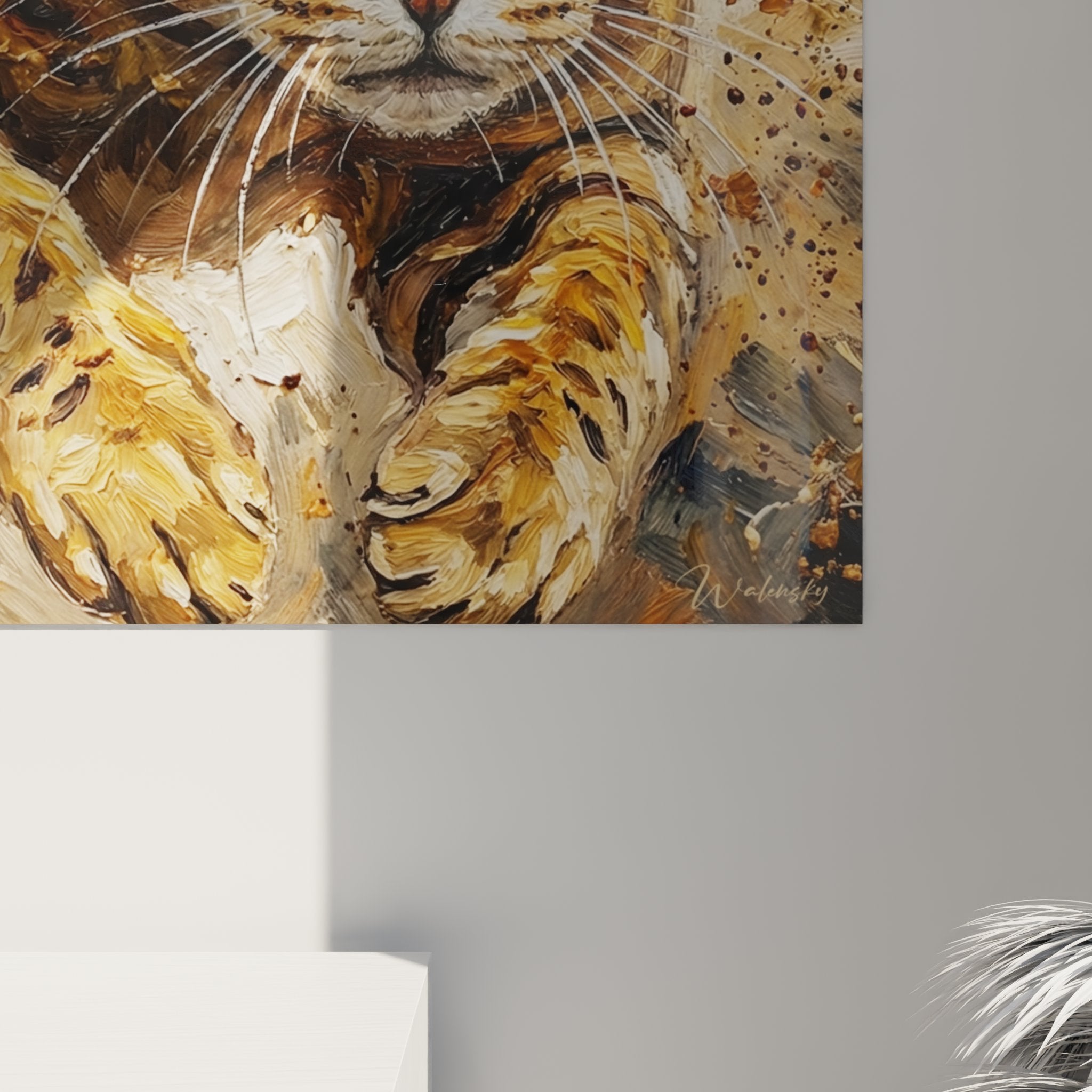 Vue ensemble tableau chat Ocicat pose majestueuse pattes avant elegantes fond neutre mise valeur sujet principal