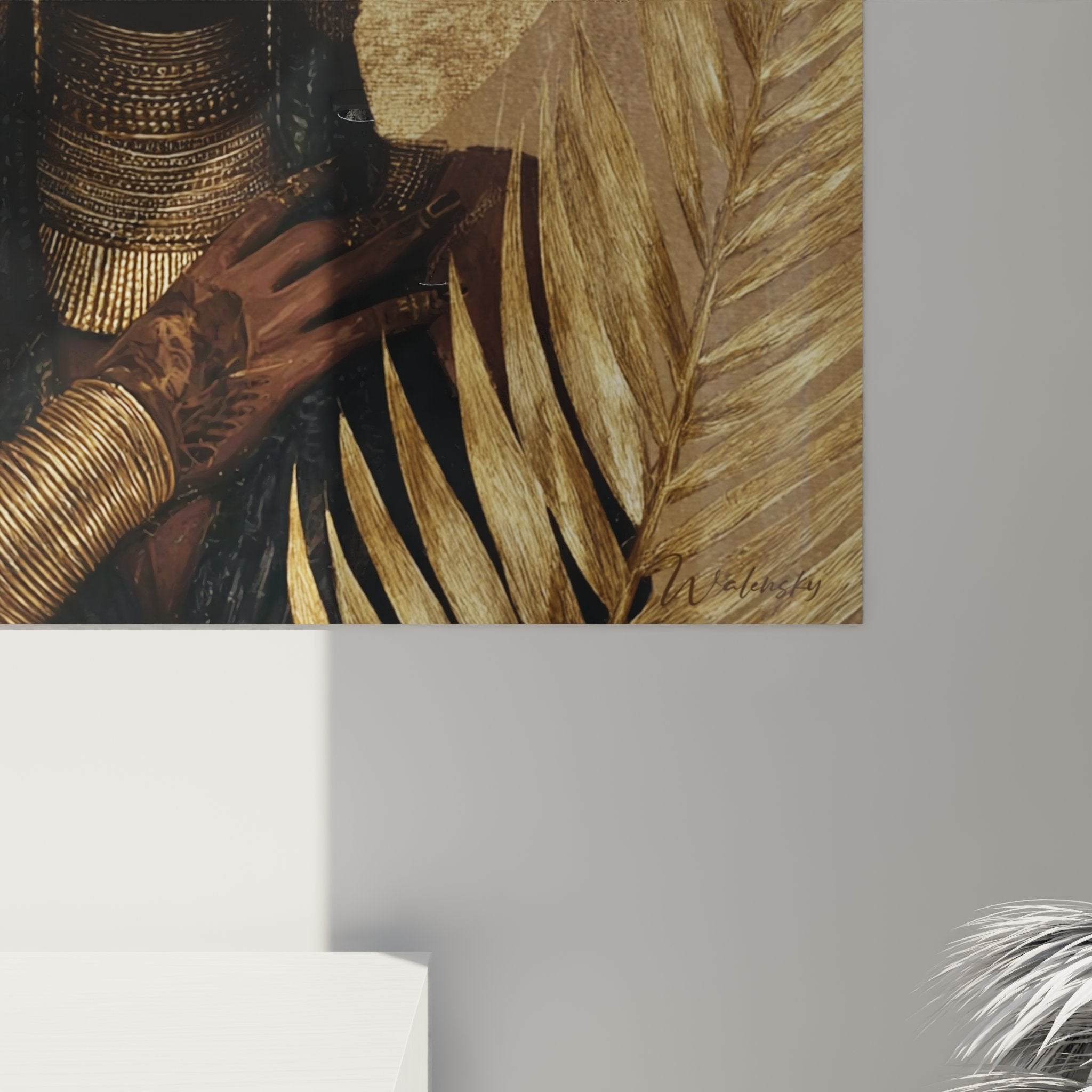 Panoramica quadro arte africana dea dorata in interni moderni, effetto decorativo elegante