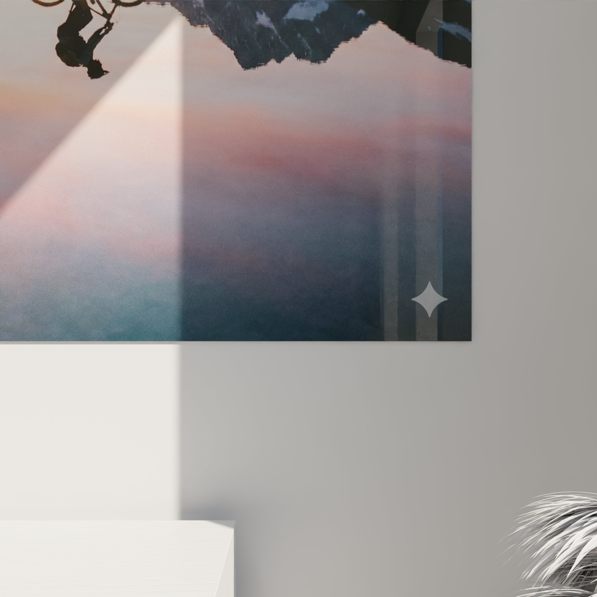 Vue d'ensemble tableau VTT reflet montagne dans salon contemporain avec éclairage tamisé