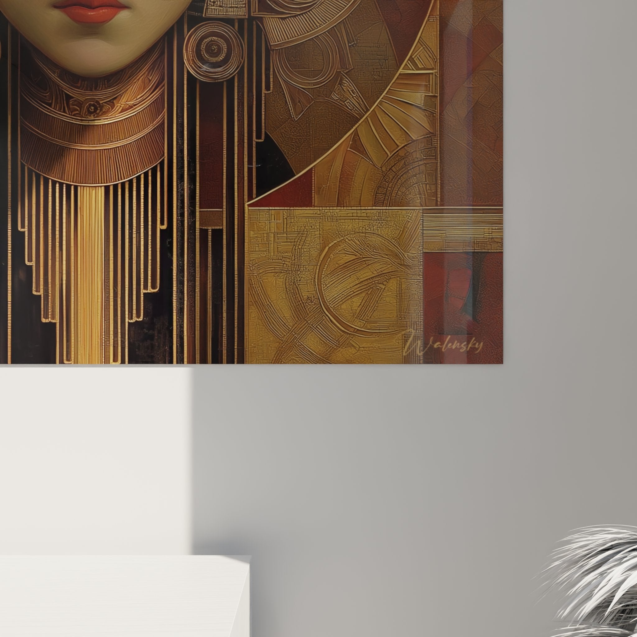 Vue d'ensemble du tableau déesse art déco doré accroché au mur dans un intérieur contemporain