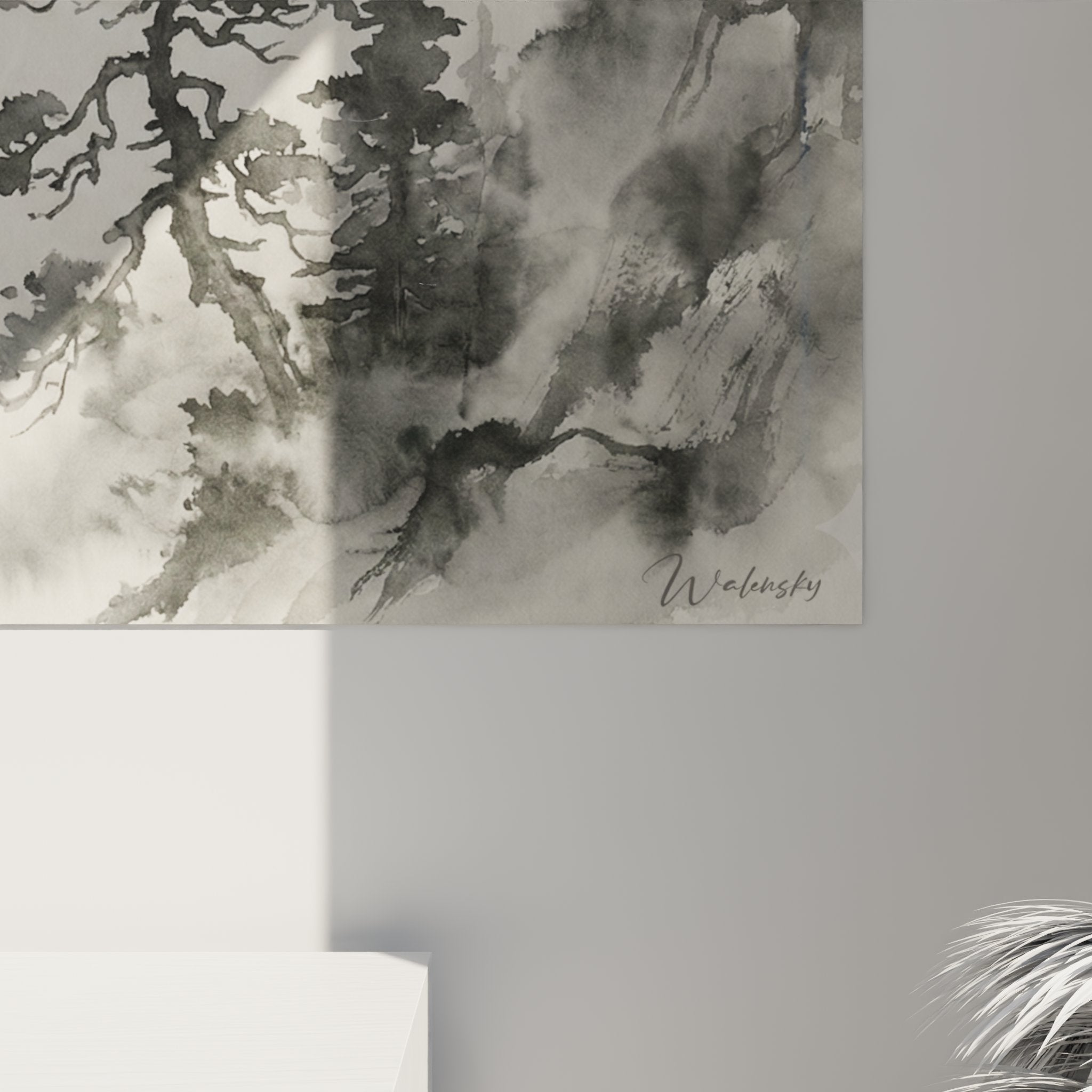 Vista d'insieme quadro paesaggio montano, decorazione murale stile zen, cime nelle nuvole grigie