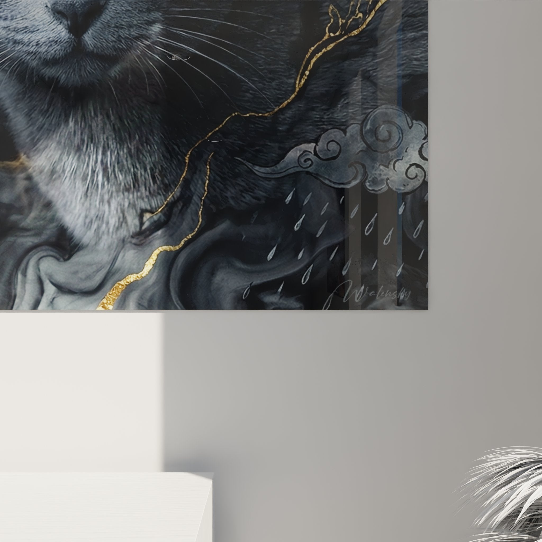 Vue d'ensemble tableau mural chat Korat dans salon moderne, art décoratif félin tempête électrique dorée