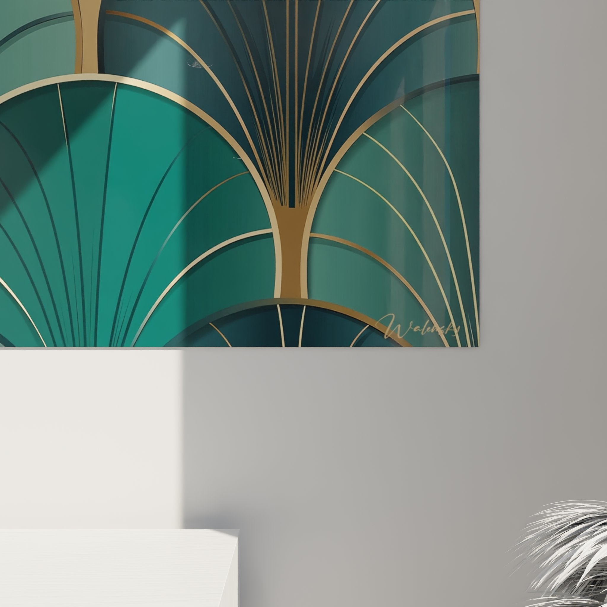 Vue d'ensemble tableau art déco motifs en éventail, composition géométrique dorée sur mur blanc moderne