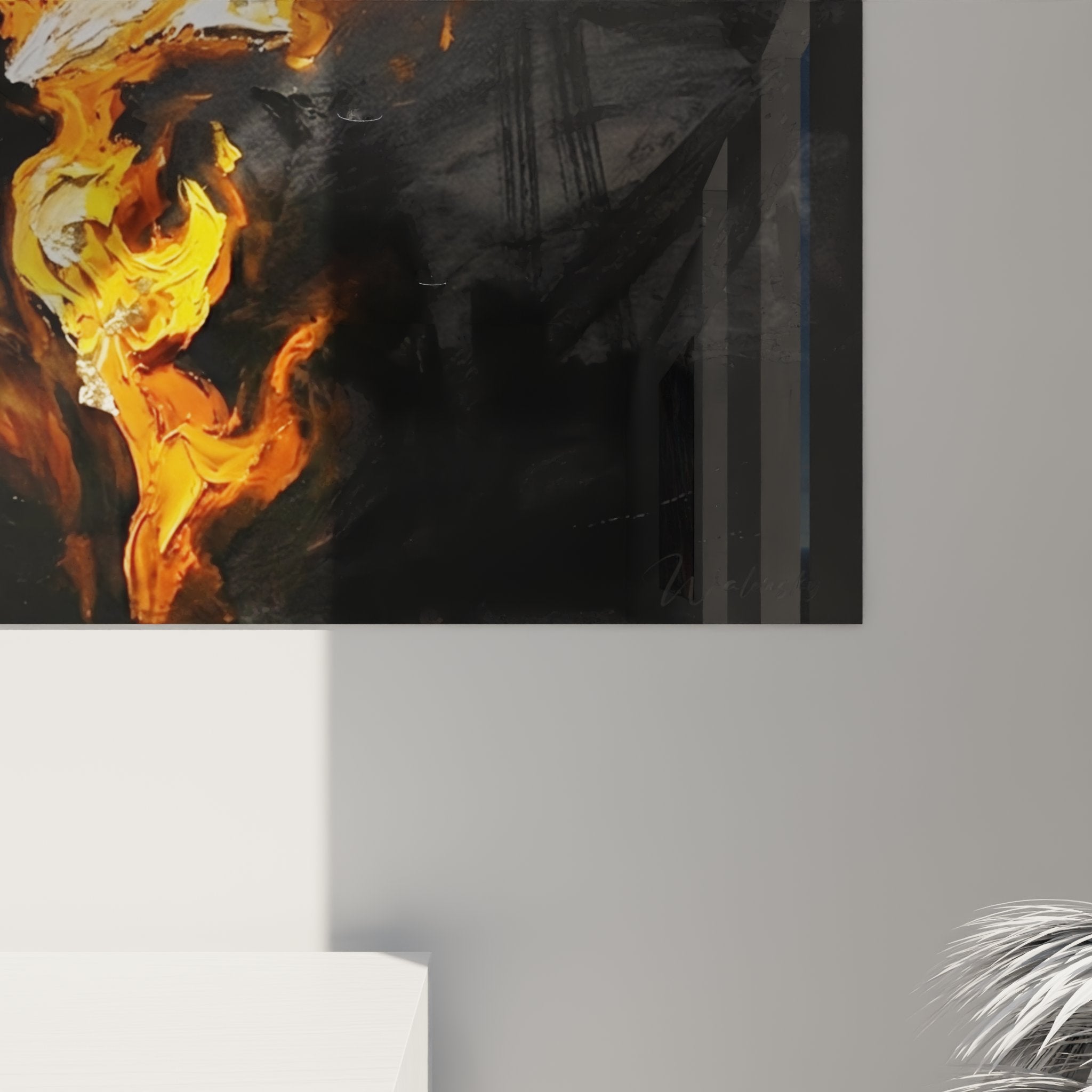 Vista d'insieme quadro fiamme in interno moderno, decorazione murale contemporanea