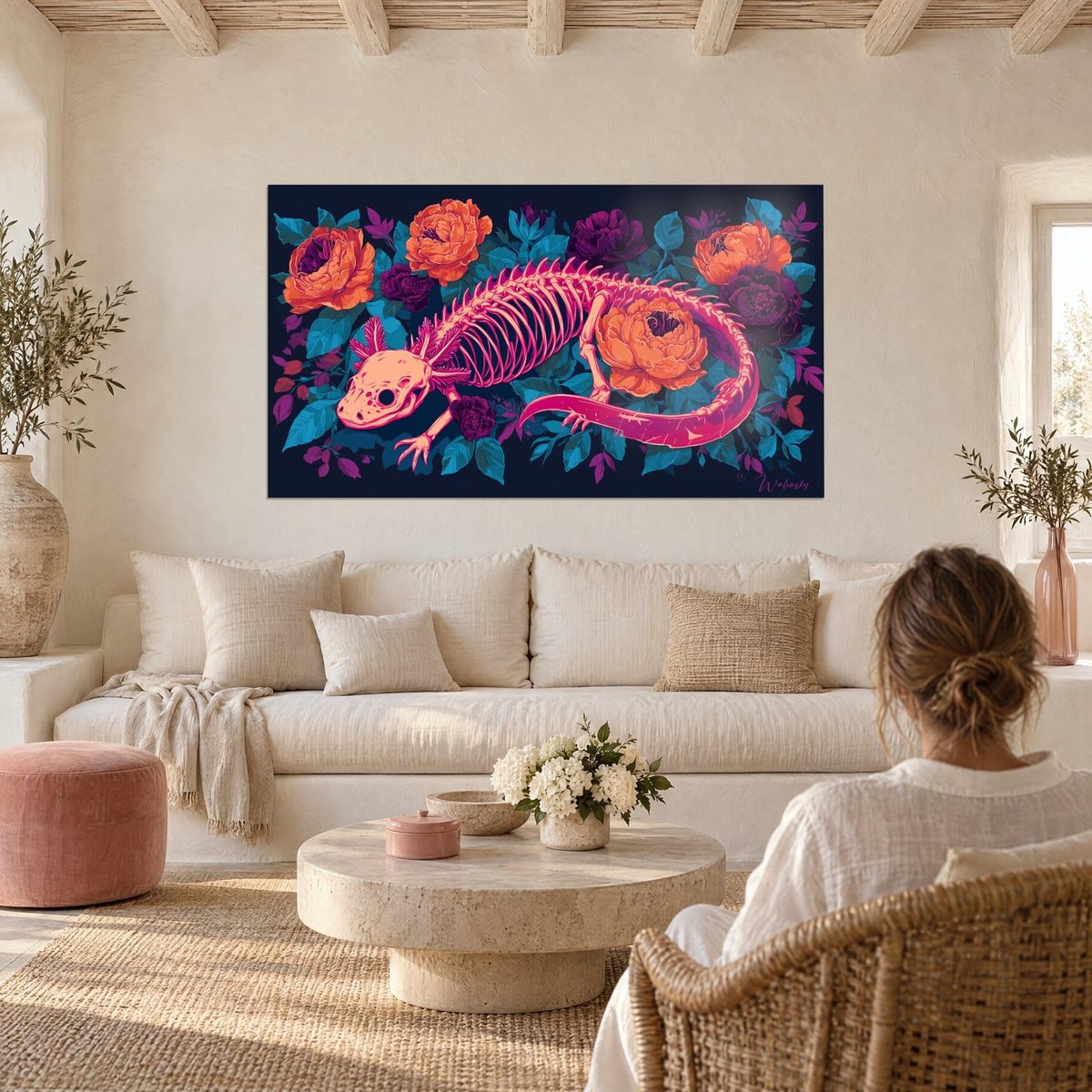 Gemälde eines rosafarbenen, leuchtend fluoreszierenden Axolotl-Skeletts zwischen orangefarbenen Pfingstrosen, zwei Personen von hinten über einem Sofa in einem hellen Wohnzimmer