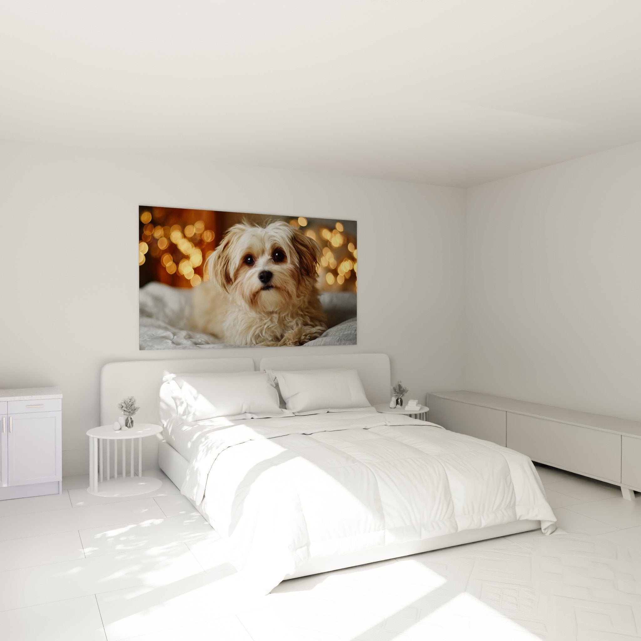 Tableau Bichon Havanais lumières dorées accroché au-dessus d'un lit dans chambre cocooning beige