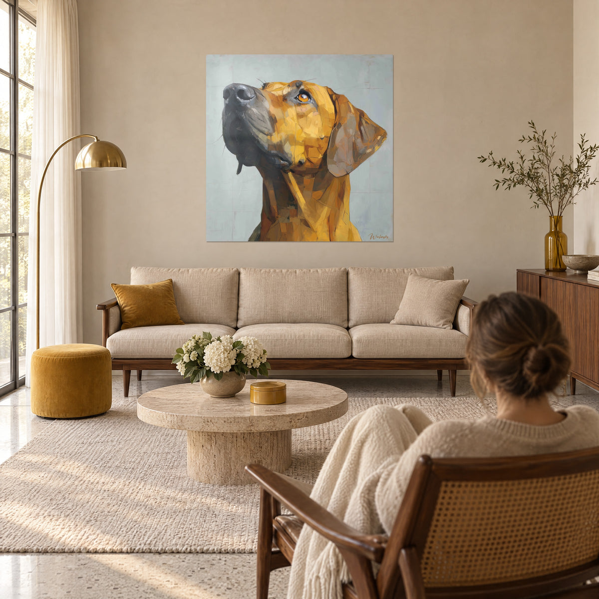 Πίνακας σκύλου Rhodesian Ridgeback με ανασηκωμένο ρύγχος, ώχρα και γκριζοblε αντανακλάσεις, μια γυναίκα από πίσω πάνω από έναν καναπέ σε ένα φωτεινό σαλόνι