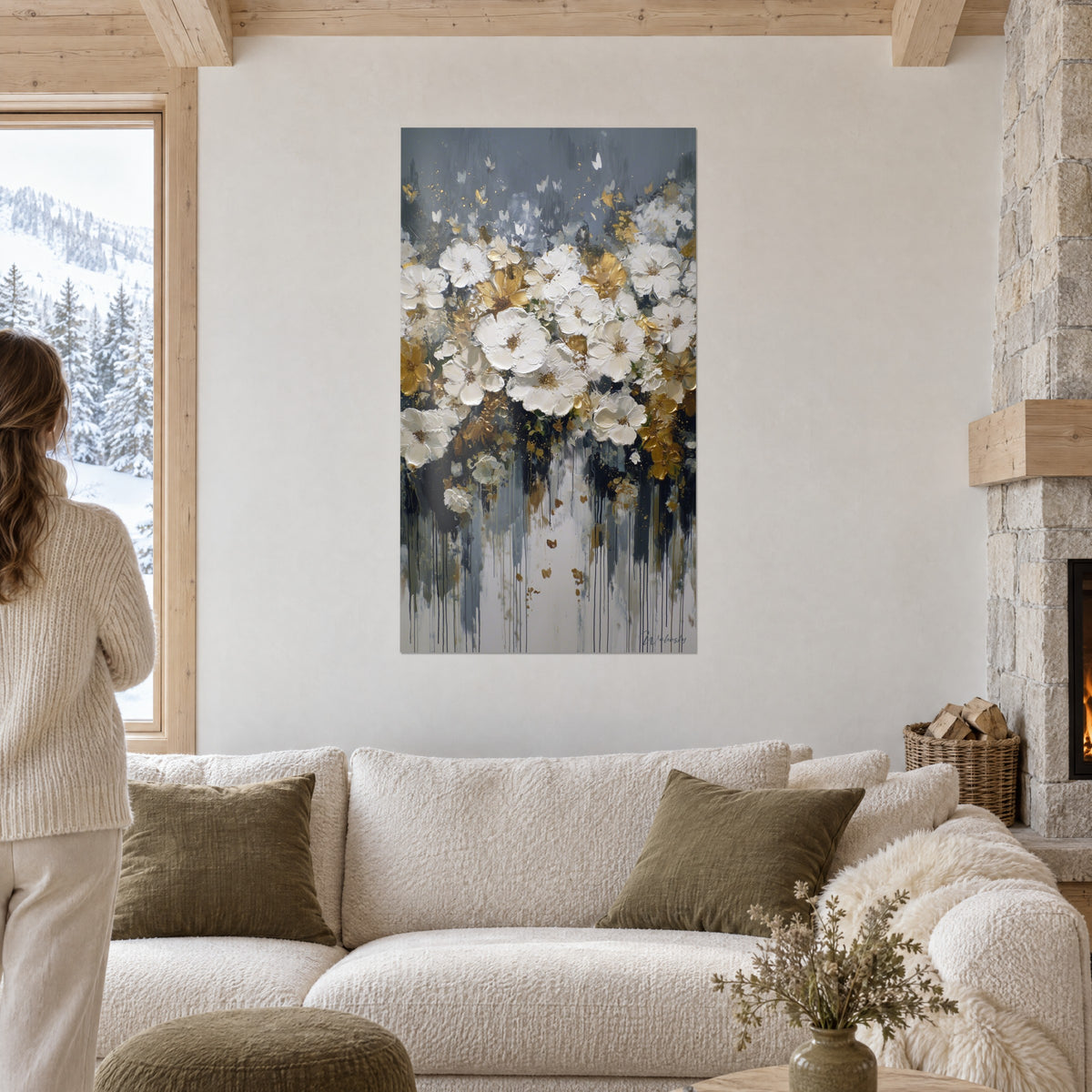 Gemälde mit Pfingstrosen in Elfenbein und Gold auf graublauem Grund, weiße Schmetterlinge und dunkle Laufspuren, über einem Sofa in einem hellen Wohnzimmer