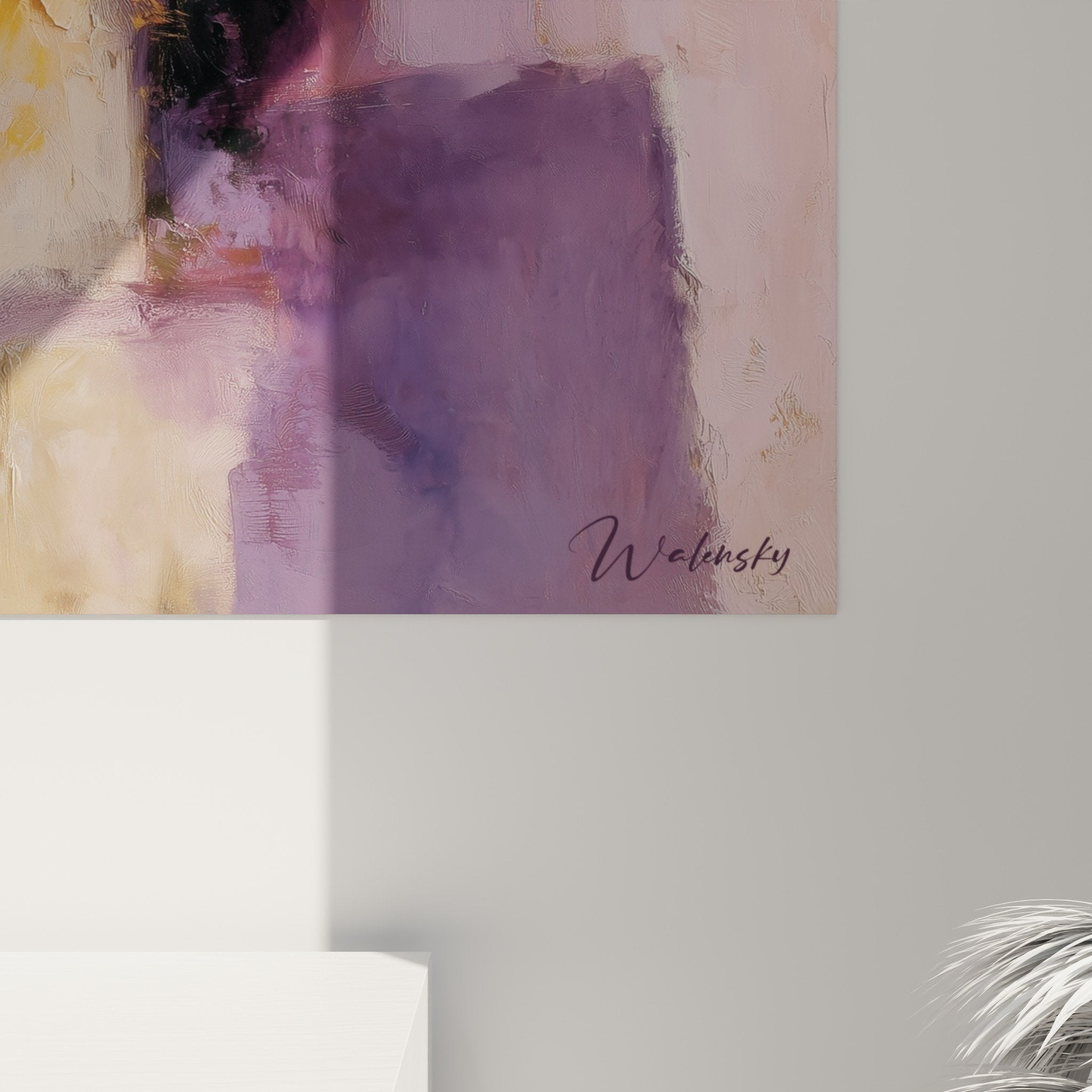 Vue d'ensemble composition abstraite violette et dorée dans intérieur contemporain lumineux