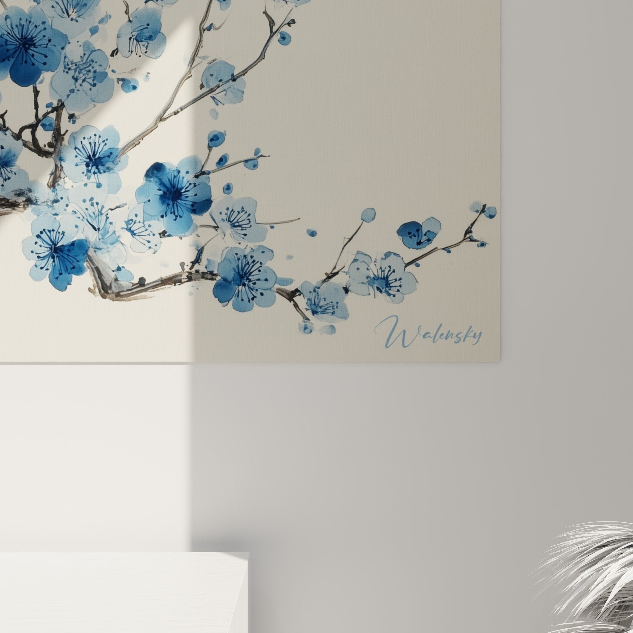 Composition florale zen branche sinueuse fleurs bleues vase profond decoration murale