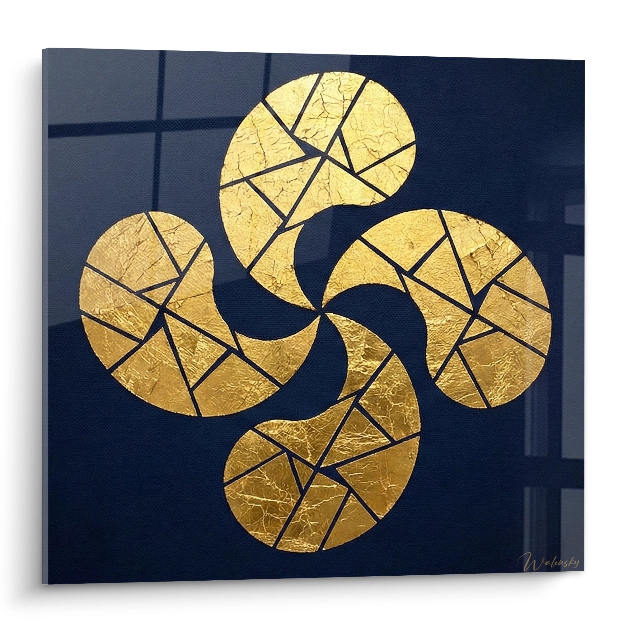 Croix basque dorée aux motifs géométriques fractals sur fond bleu marine - art traditionnel basque contemporain