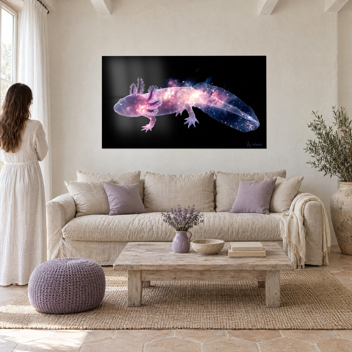 Gemälde Transparente Salamander, übersät mit rosa und blauen Sternen auf schwarzem Grund, über einem Sofa in einem hellen Wohnzimmer