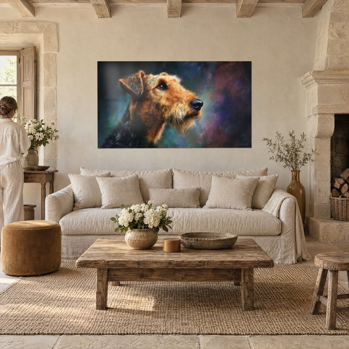 Cuadro de Airedale terrier con pelaje cobrizo y mirada alzada sobre fondo azul verdoso, colgado encima de un sofá en un salón luminoso