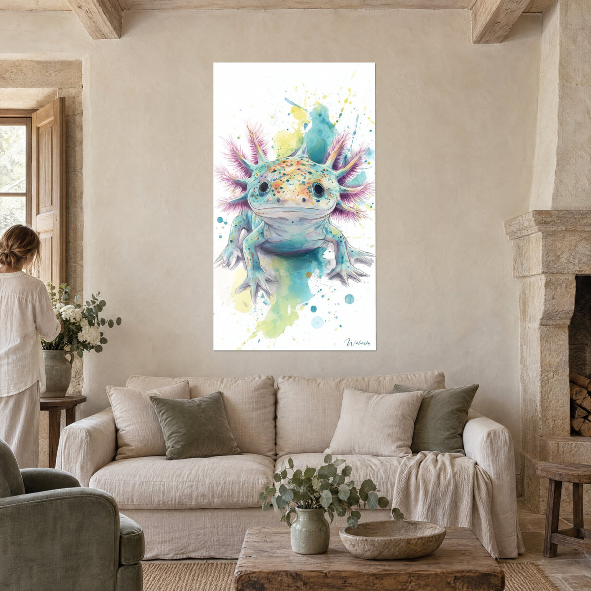 Schilderij lachende axolotl met roze kieuwen, turquoise en gele vlekken, vrouw van achteren, boven een bank in een lichte woonkamer