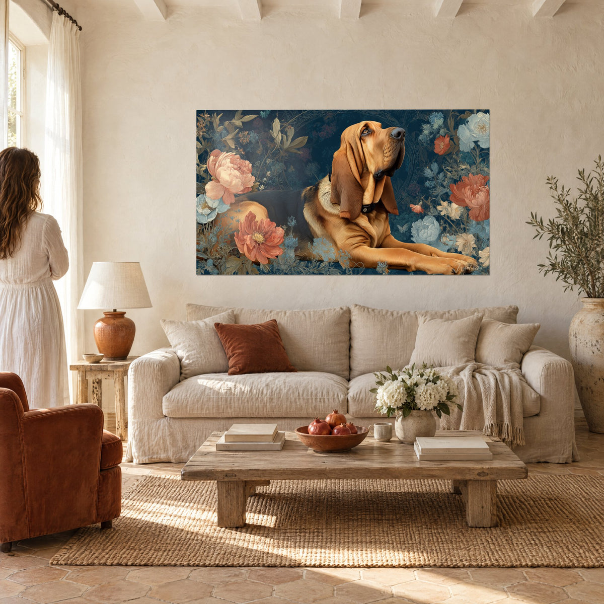 Gemälde Bloodhound rot mit aufwärts gerichtetem Blick zwischen Lachs- und petrolblauen Pfingstrosen, über einem Sofa in einem hellen Wohnzimmer