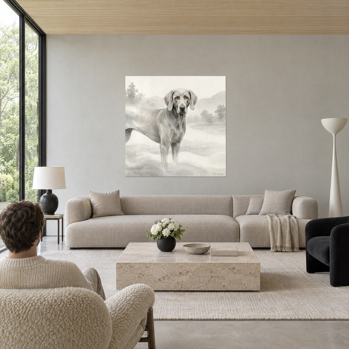 Πίνακας γκρι Weimaraner με ασημί-γκρι τρίχωμα και κεχριμπαρένια μάτια, υδατογραφικός θολός, πάνω από έναν καναπέ σε φωτεινό σαλόνι