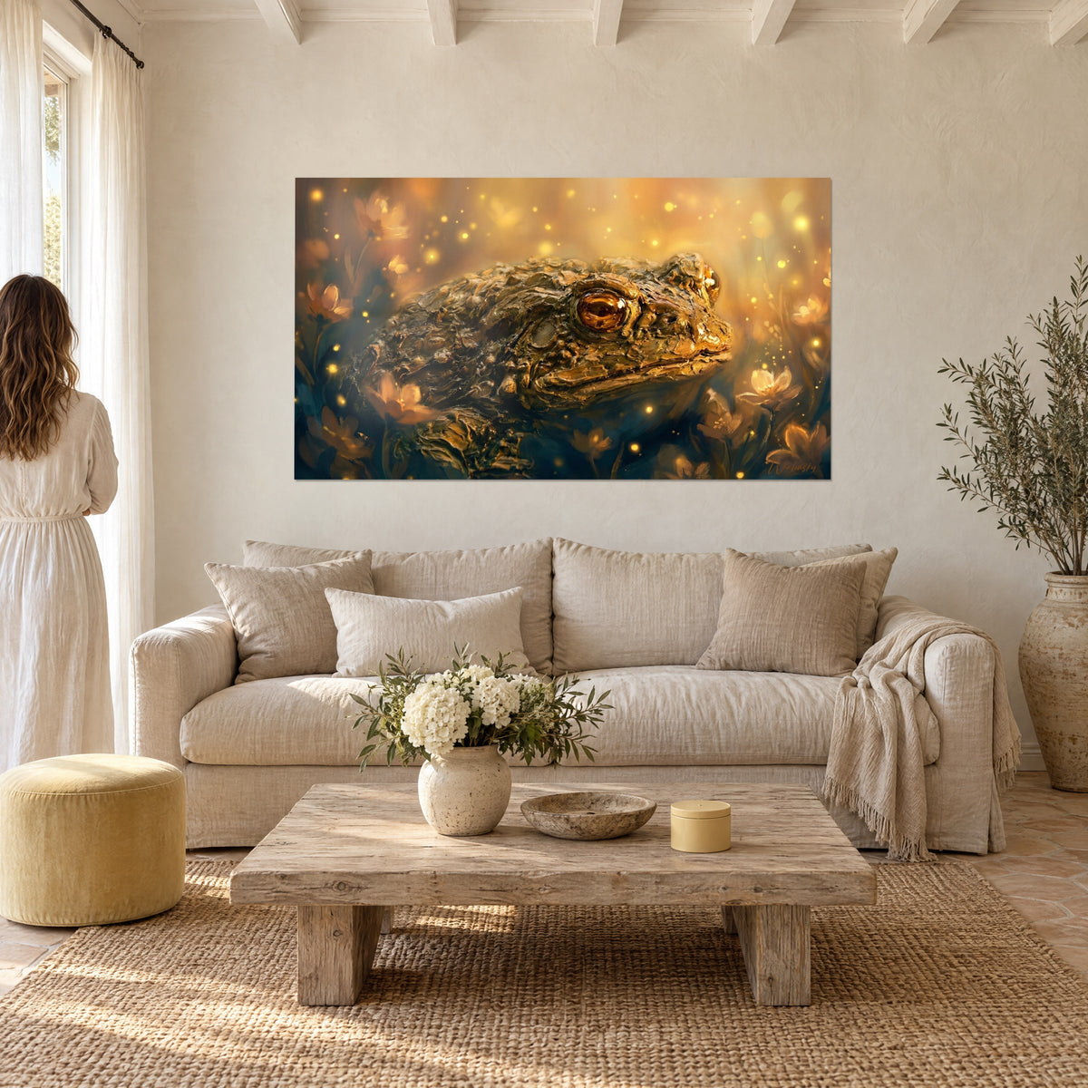 Tableau crapaud bruni aux yeux d'ambre, peau en empâtements dorés, lueurs flottantes, au-dessus d'un canapé dans un salon lumineux