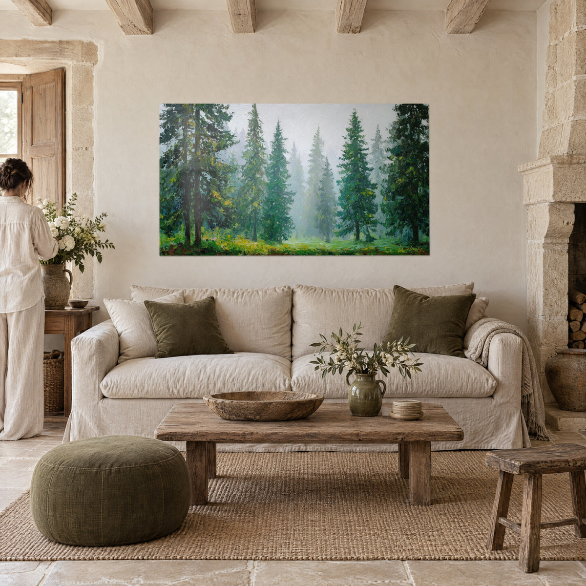 Tableau forêt de sapins dans la brume, verts profonds et gris perle, touches jaunes, au-dessus d'un canapé dans un salon lumineux