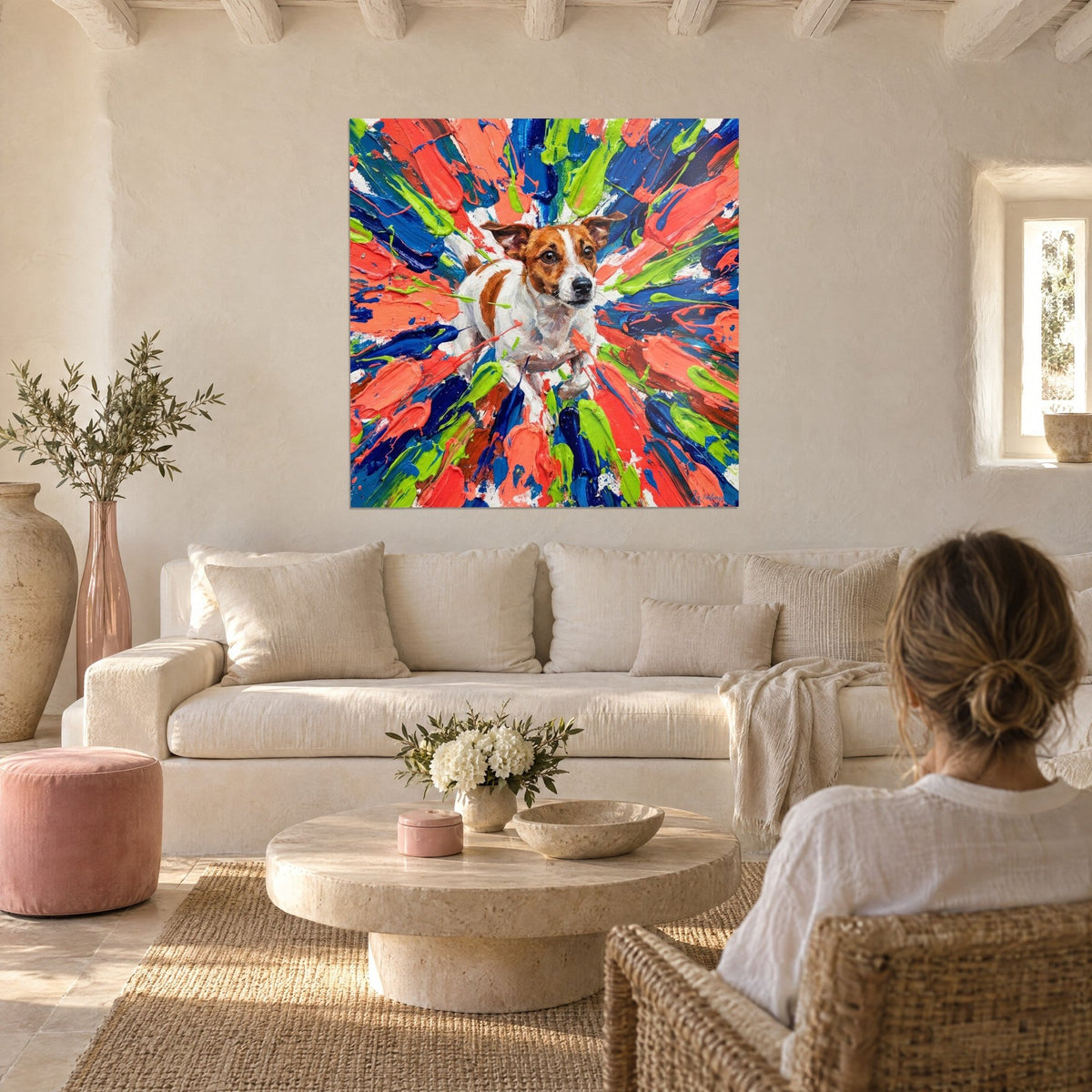 Obraz biały i płowy jack russell terrier o żywym spojrzeniu, plamy koralowe i królewskiego błękitu, nad sofą w jasnym salonie